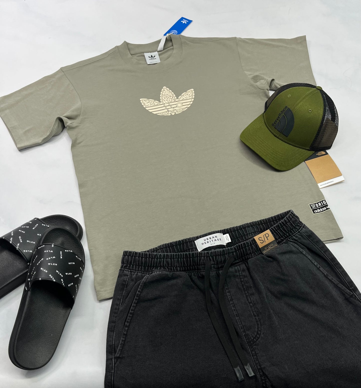 🌴 Adidas : Manche courte Small homme look Over size neuf ! Incroyable en vrai . Tissu plus épais .