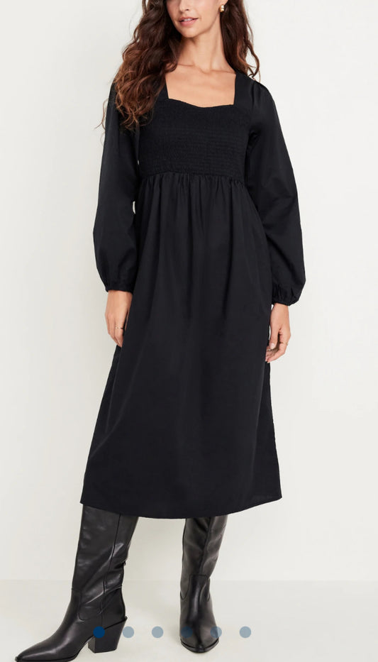 Robe noir : Longueur 3/4 Small femme (4-5 ans ) Stretch nid d’abeille au niveau du buste et dos . Neuve .