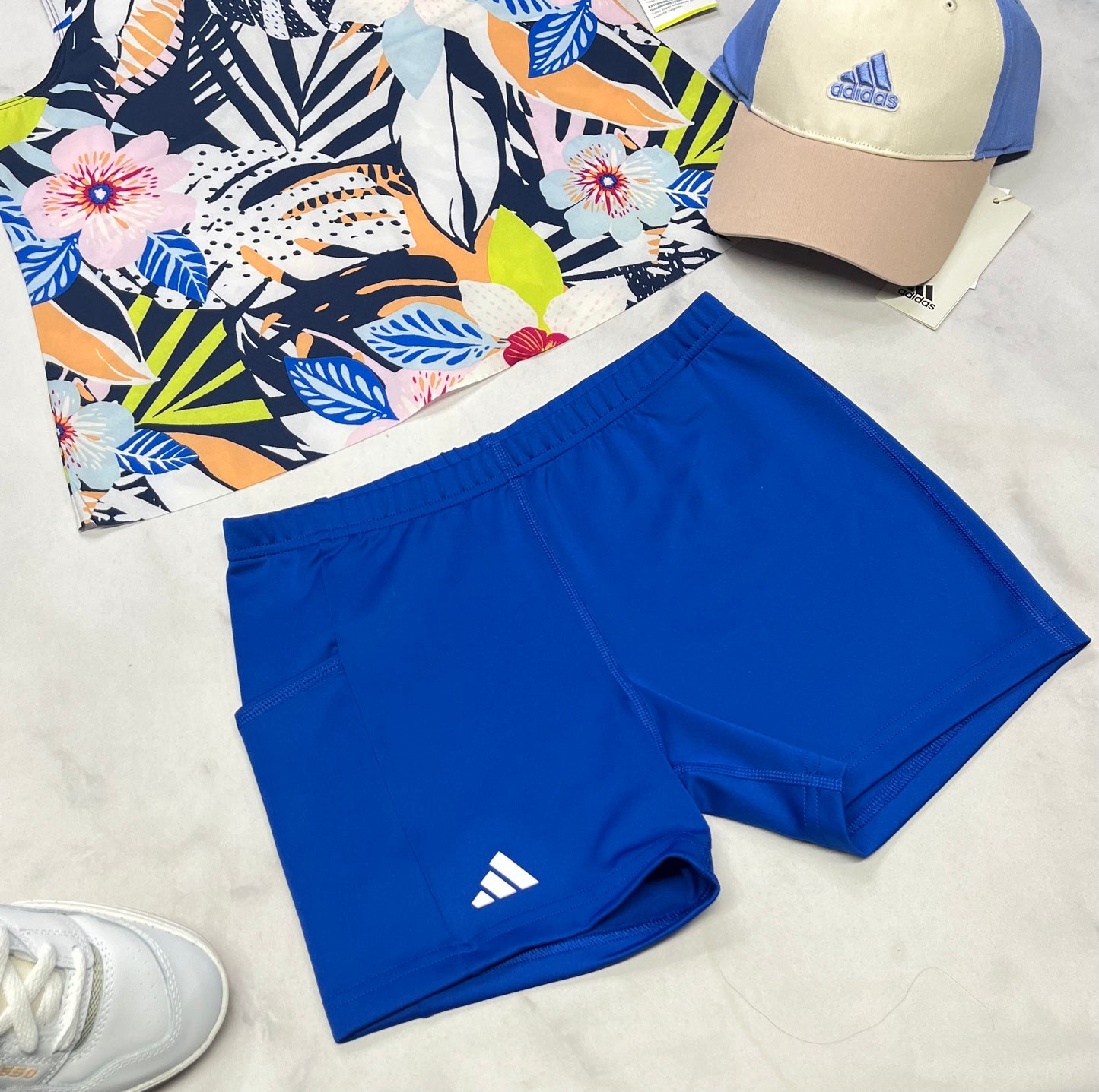 🌴 Cuissard : short Adidas 13-14 ans fille stretch avec 1 poche sur un coté . Neuf