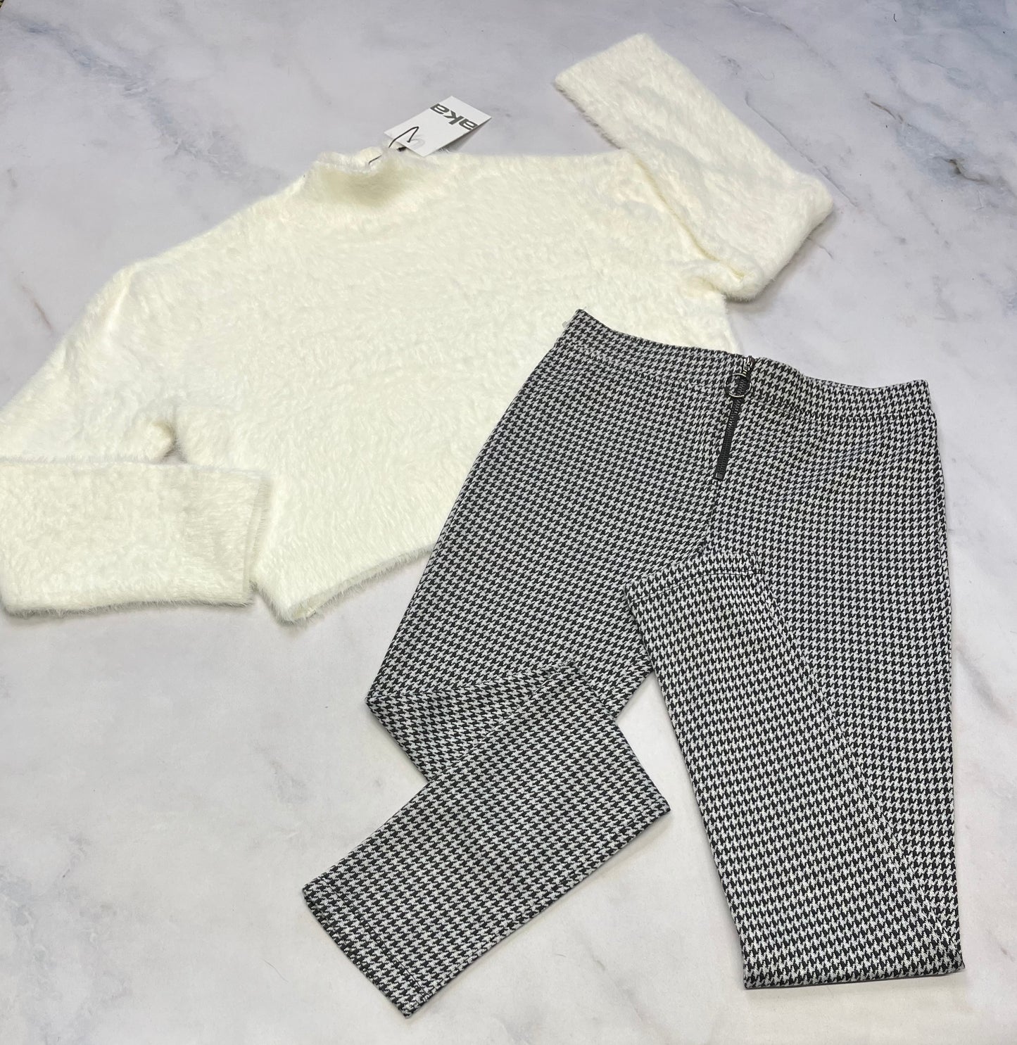 Duo : Tricot crème AKA neuf! Hyper doux et stretch 14 ans fille confo + Skinny doux mou On s’en fout des garçons 14 ans ajustable comme neuf!