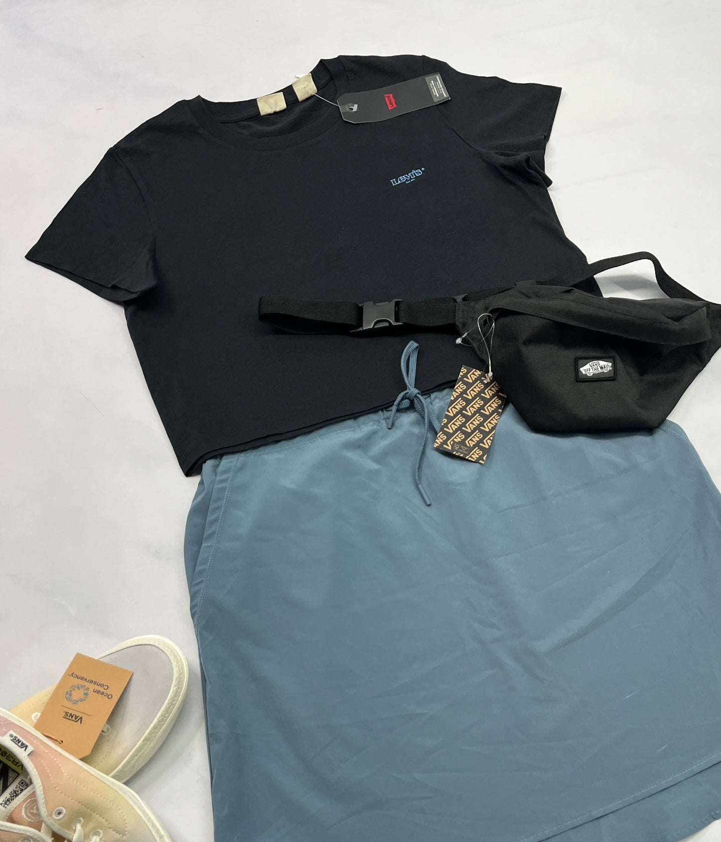 😍 Manche courte : LEVIS noir avec écriture bleu fait S/ femme coupe confo neuf! Look écourté .