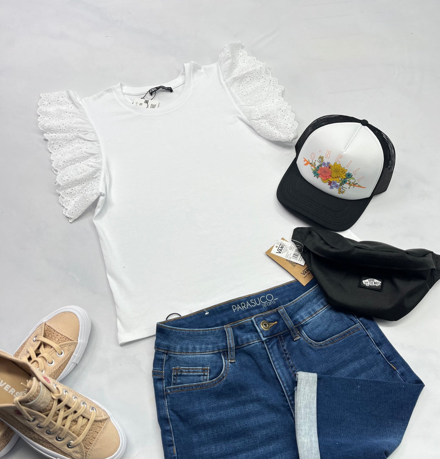 🌴 Solde , Haut blanc : ZARA : bordure de manche superbe . Neuf mais 1 point  ! Small ( fait 3-4 ans femme )