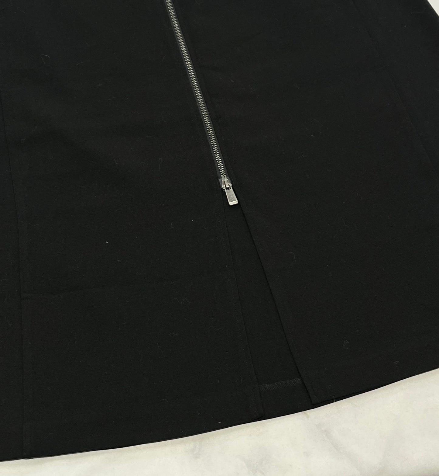 Jupe Penn: tissu automnale 18ans ( XXL/ femme ) longueur 3/4 le zip de dézip de bas en haut aussi . Neuve .