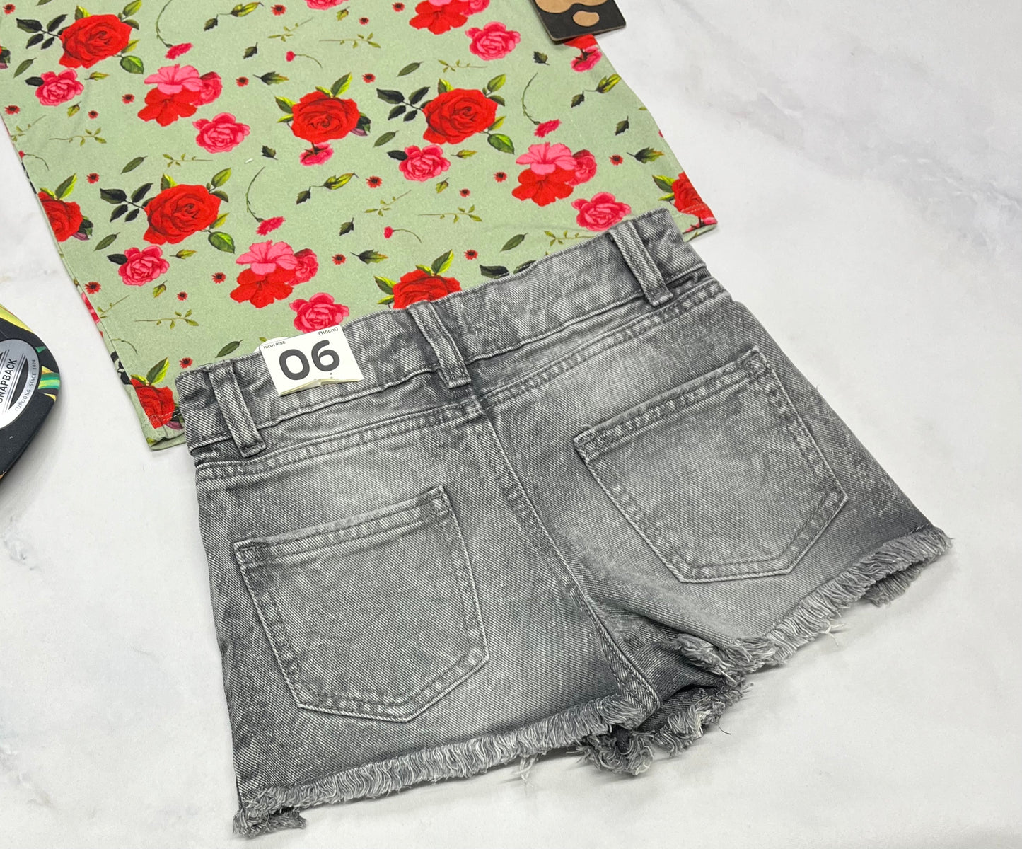 🌹 Short jeans : 6 ans taille ajustable neuve.