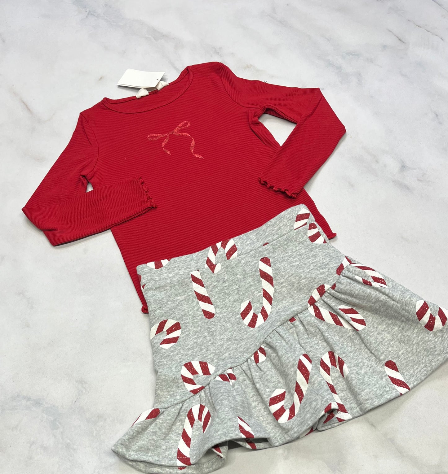 Duo 5 ans neuf! RIB texturé rouge neuf 5 ans + Jupe ouaté 5 ans les cannes sont brillante 5 ans neuve.