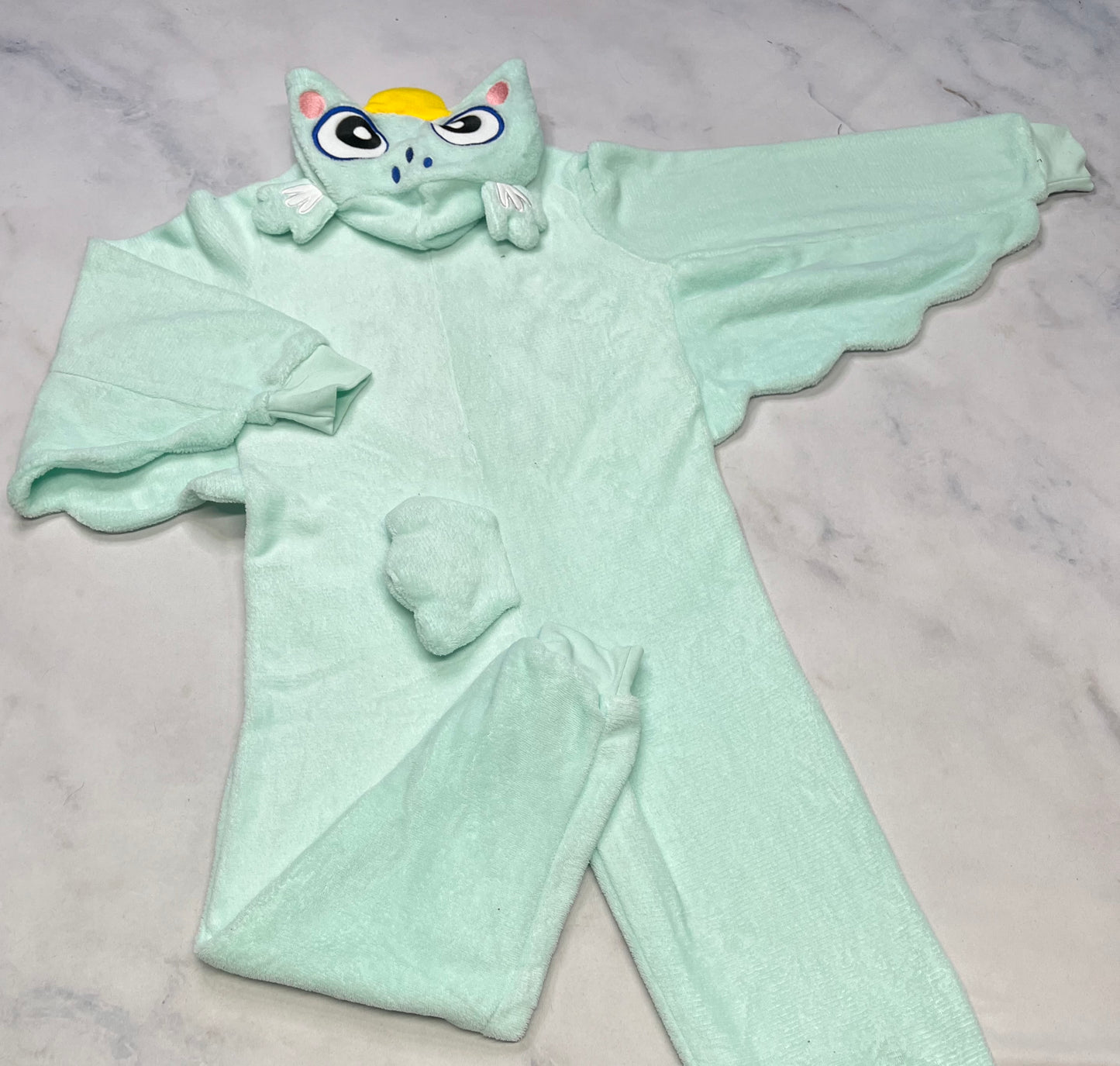 SOLDE! pyjama/ costume : neuf ! Mais tache  au bas voir dernière photo . 10-12 ans .