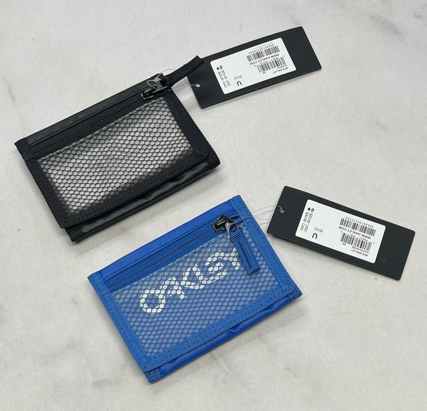 OAKLEY : Porte-feuille  ado neuf ! Compartiment pour les cartes : zip pour les sous et longue fente pour l’argent en papier .