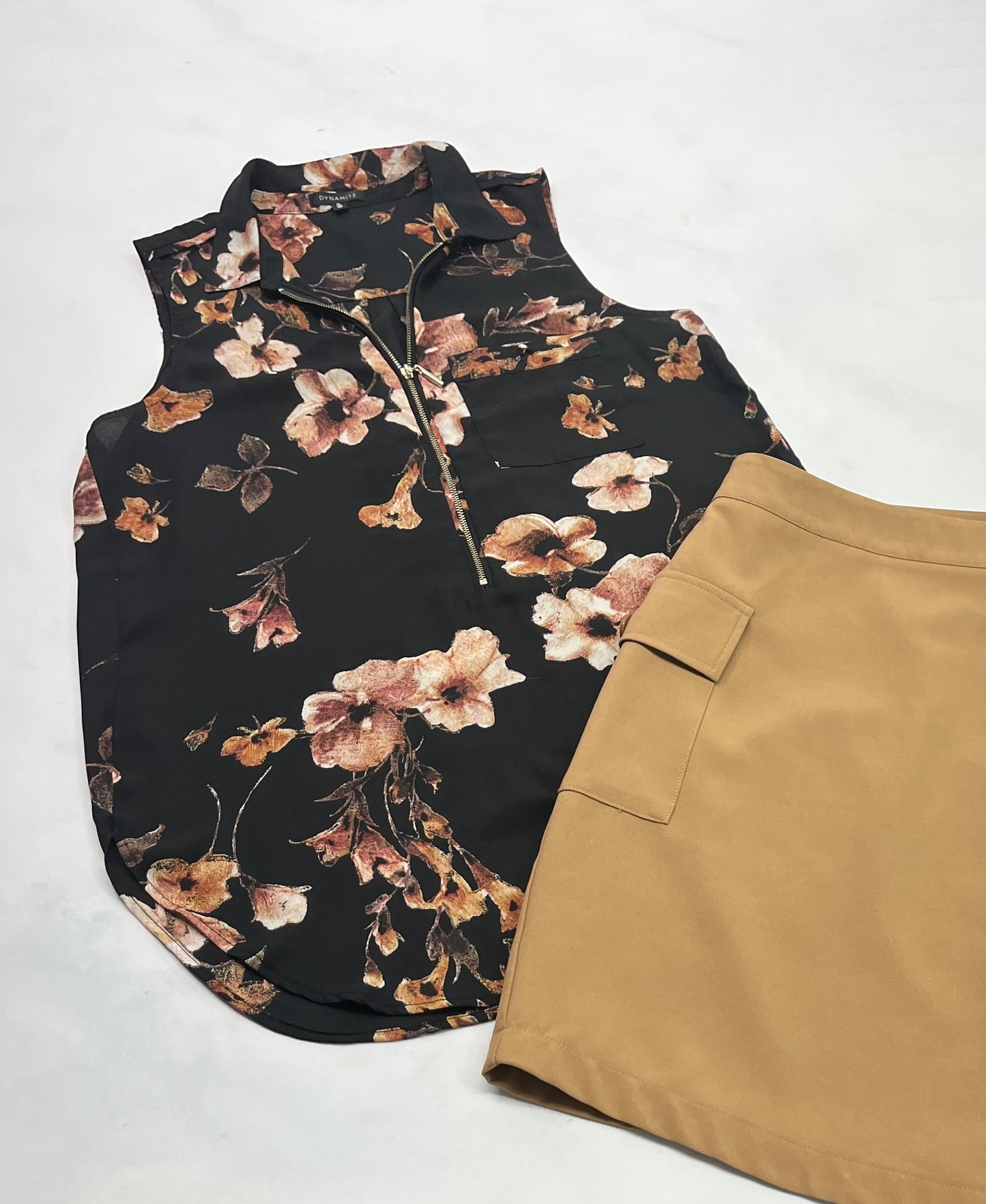 ..Duo comme neuf! Camisole Dynamite avez zip M/ femme (6-7 ans ) comme neuve +..Jupe tissu chic mou M( fait 6-7 ans ) comme neuve .