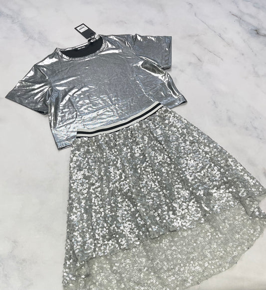 Duo : Haut argenté tissu hyper confo et stretch 8(7-8 ans ) neuf ! + Jupe argenté + longue au dos Candy K. + 7-8 ans doublure stretch int. Comme neuve .