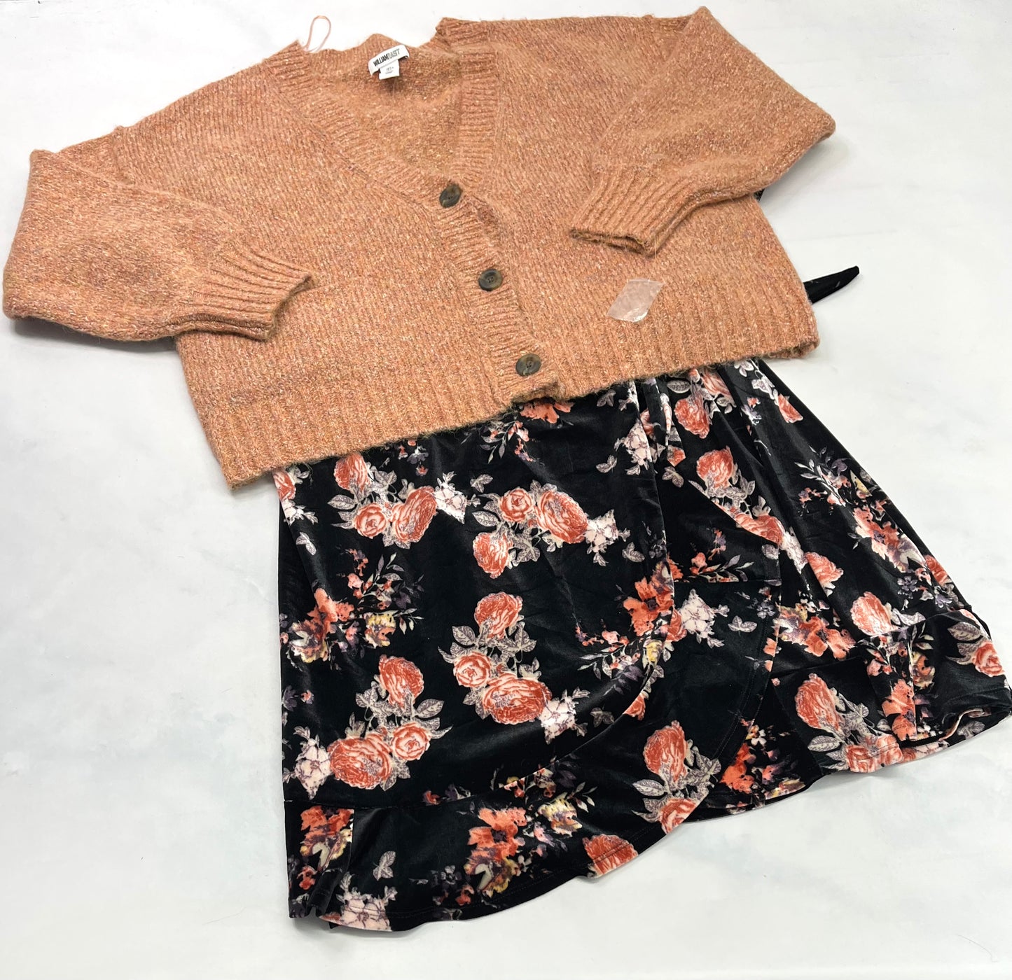 Duo : Robe en velour doux cache cœur ajustable XL/ comme neuve . + veste en tricot L/ ample fait XL neuve . Superbe en  superposition.