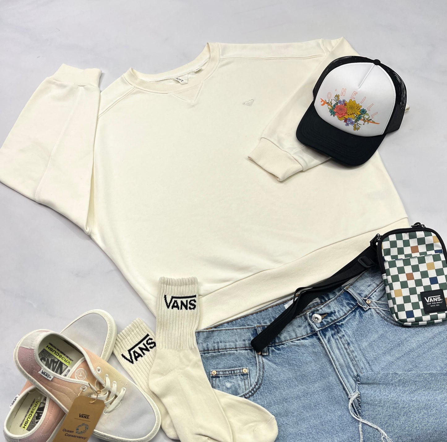 🌴 Ouaté : ROXY pas chaud ni mince . ( Blanc cassé neuf ) . Logo brodé ton sur ton au devant . M/ femme neuf ! Coupe relax confo tendance .