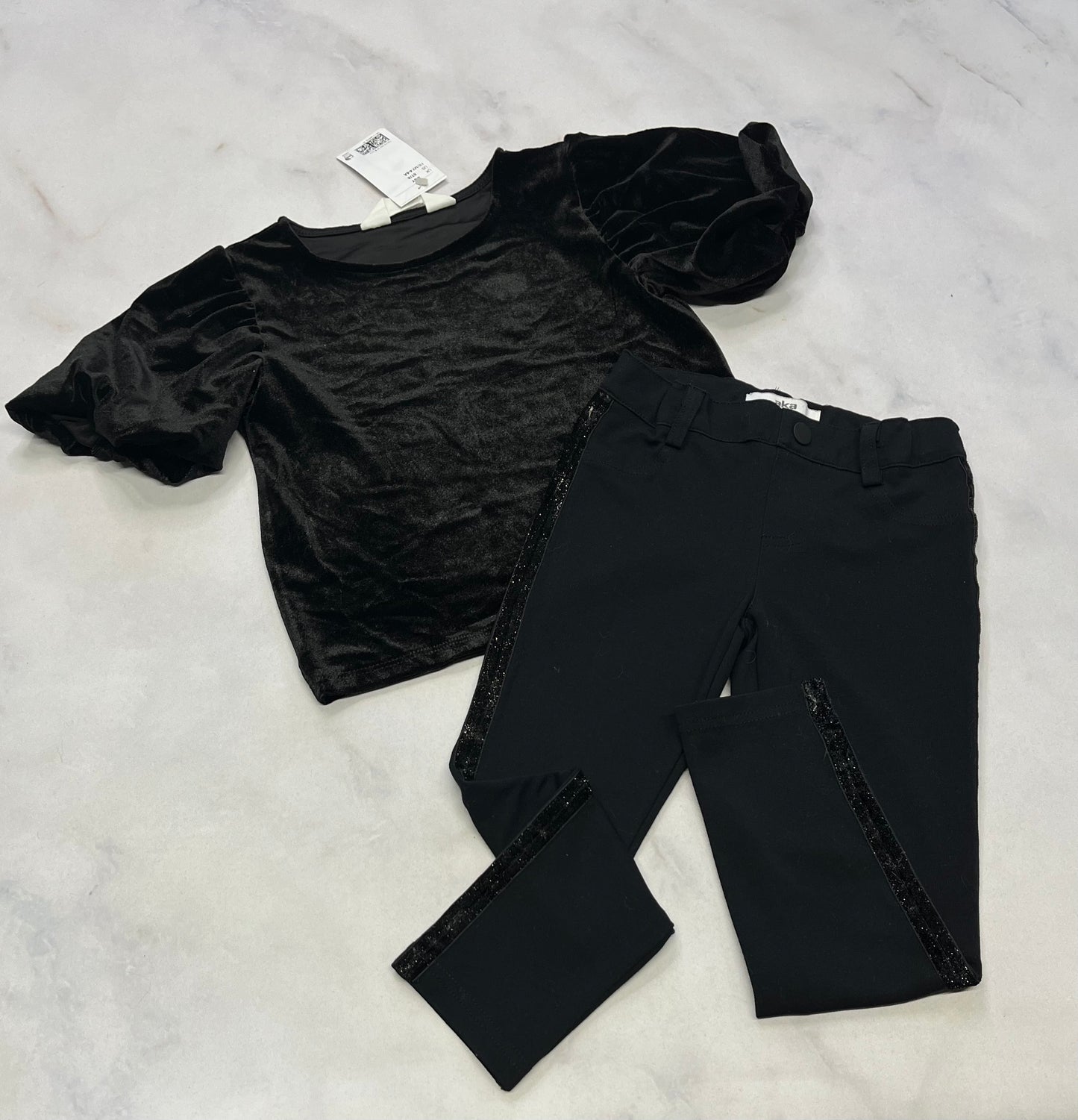 Duo 5 ans . Haut en velour noir neuf manche ballon 5 ans + Jeg. Aka mou noir avec bande de velour brillant de chaque côtés . Fait 5 ans ajustable . Super état .