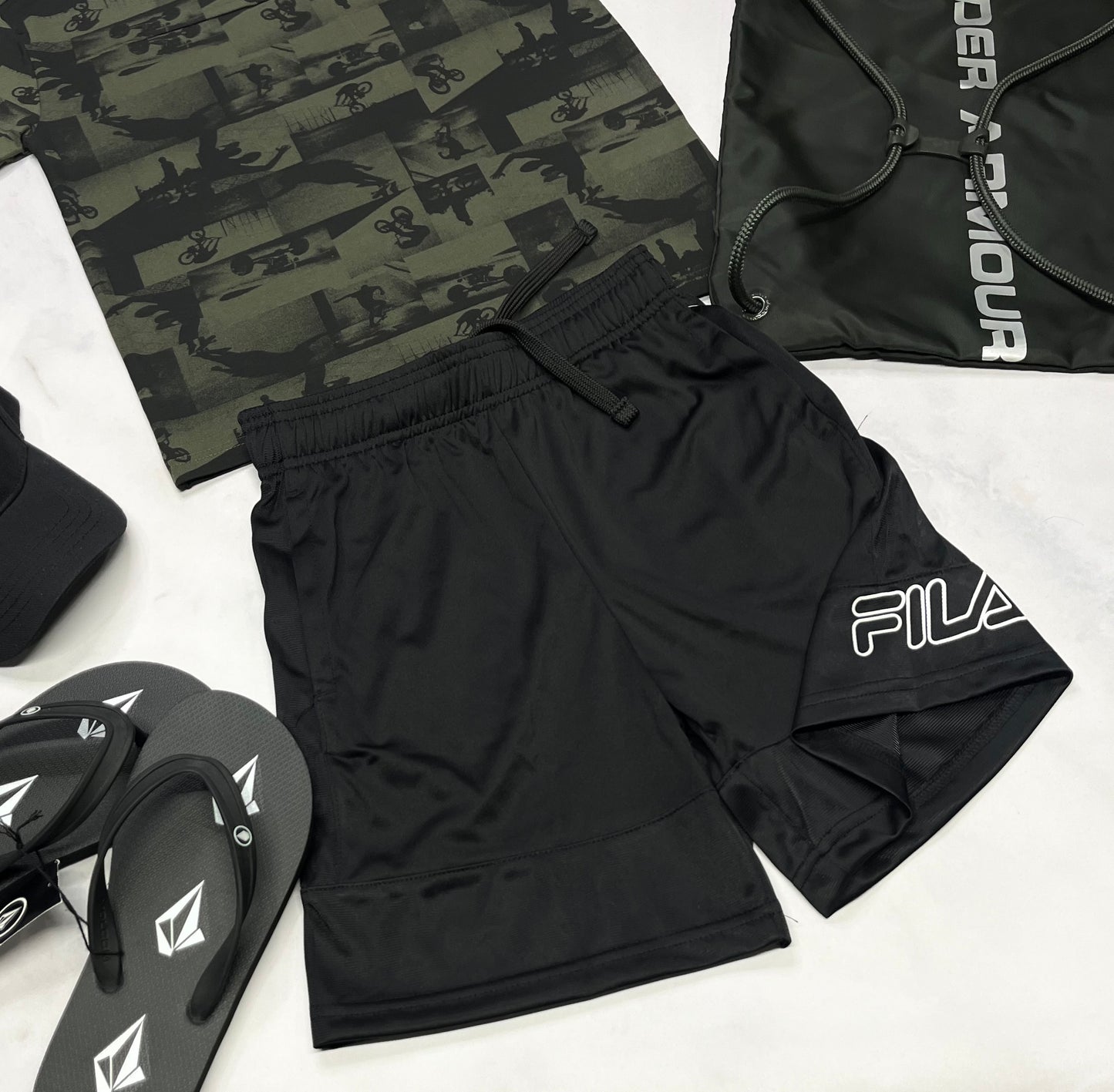 🌵 Bermuda : Fila noir en tissu de sport qui ne décolore pas . 8 ans garçon neuf !