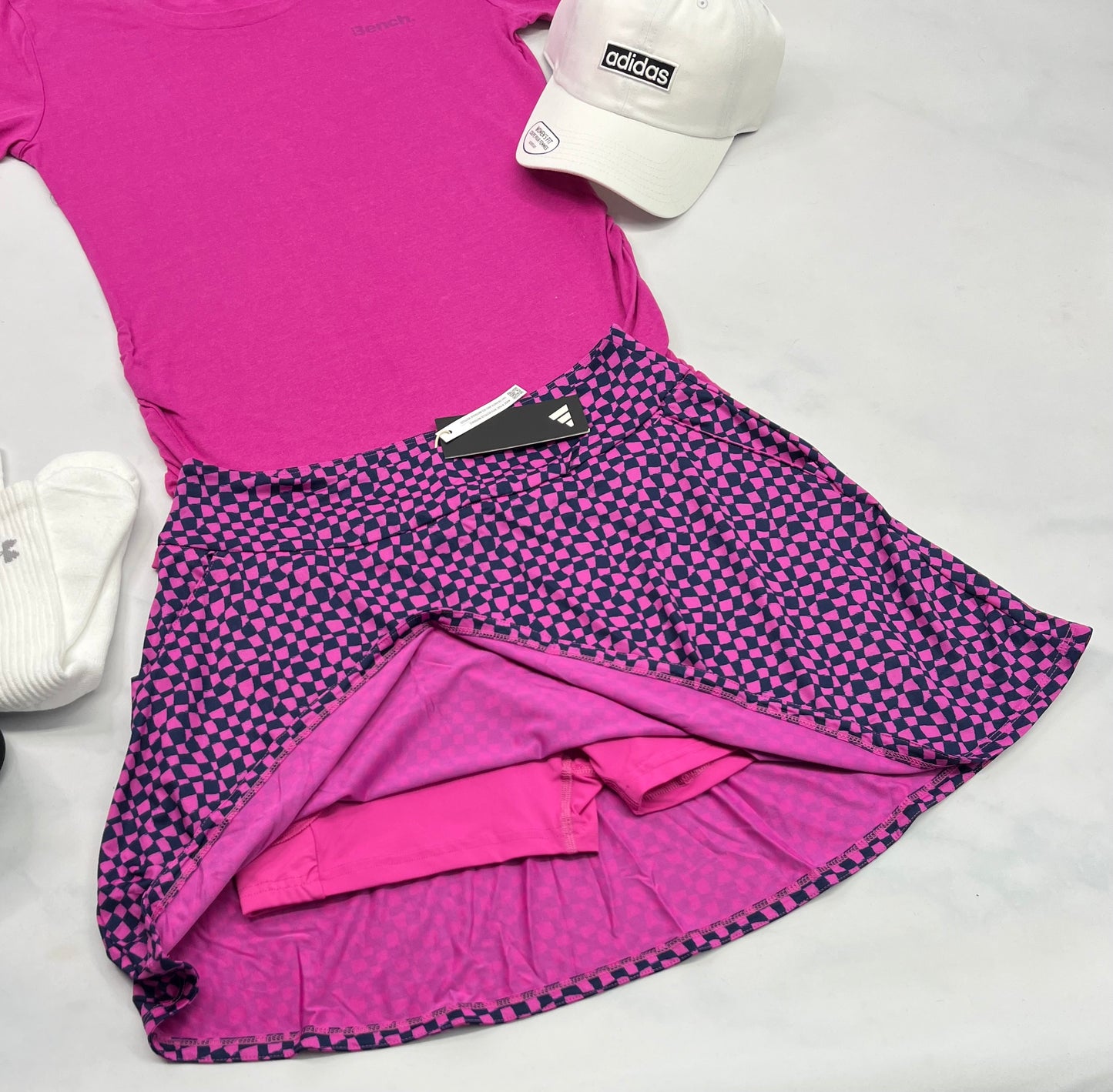 🤩 Jupe : avec short intégré Adidas . Tissu stretch dans tout les sens . Small femme coupe confo .