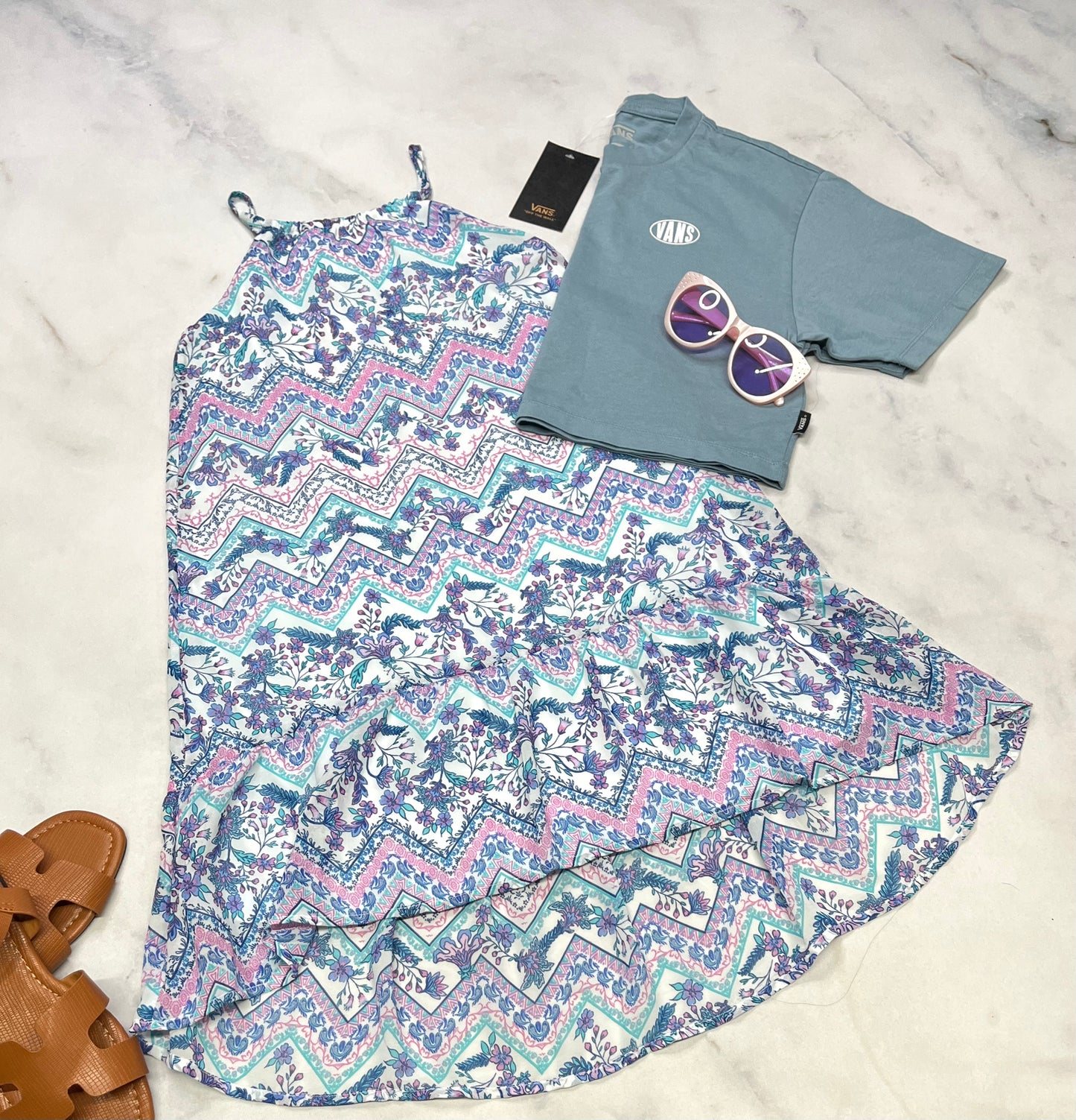 🌴 Robe : tissu qui ne décolore pas ( doublure stretch intégré) bretelles ajustable neuve . Look un peu plus long au derrière . 7-8 ans fille neuve .