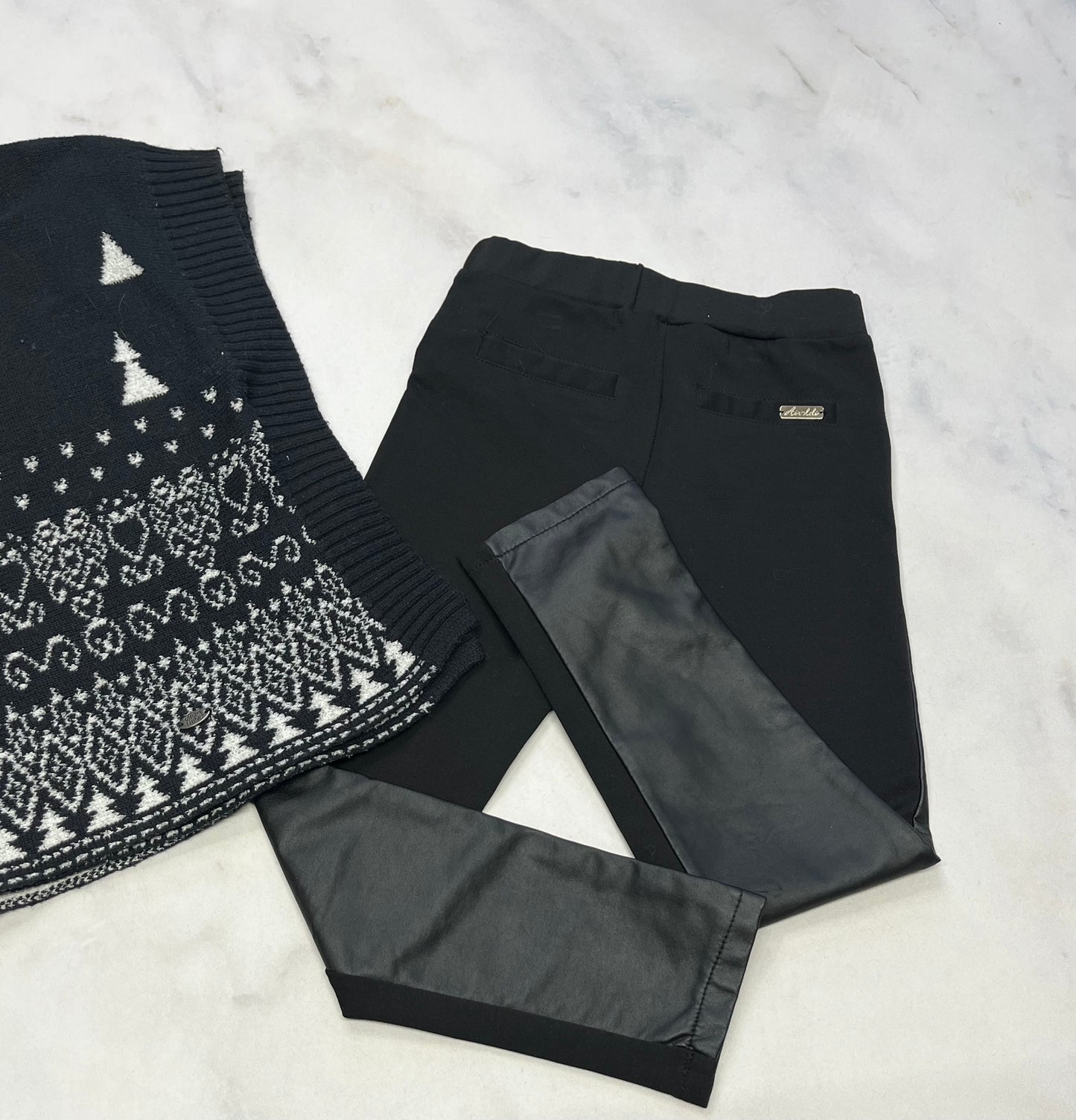 Duo 6 ans : Souris Mini Haut en tricot manche intérgré 6 ans Over size comme neuf ! Fentes sur les côtés . + skinny Jeg. Airoldi 6 ans effet cuir et tissu comme neuf ! 6 ans .