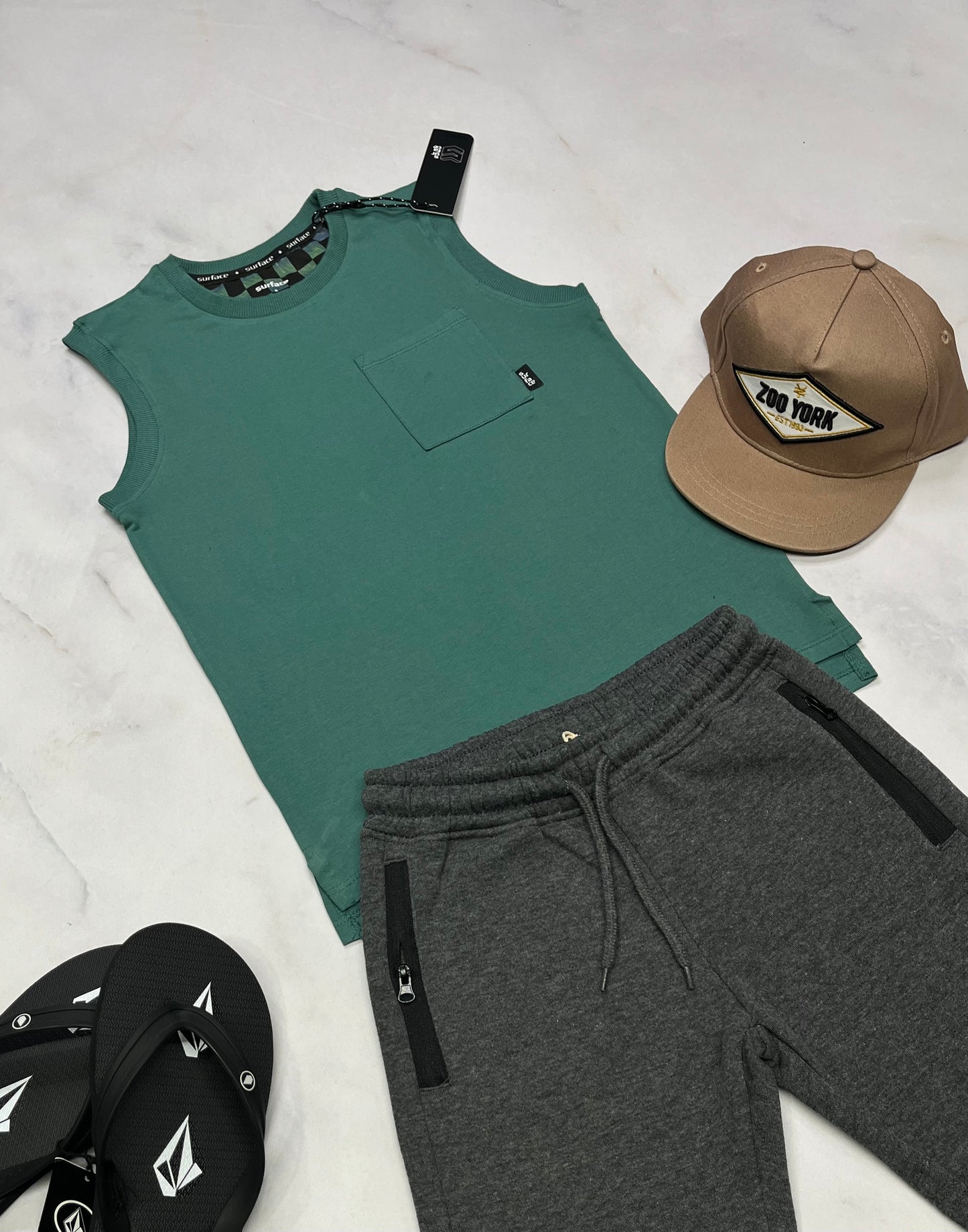 🌴 Solde : Camisole Surface 6 ans coupe relax garçon . Beau logo au dos . Neuve mais quelques ombrages flou dans le tissu .
