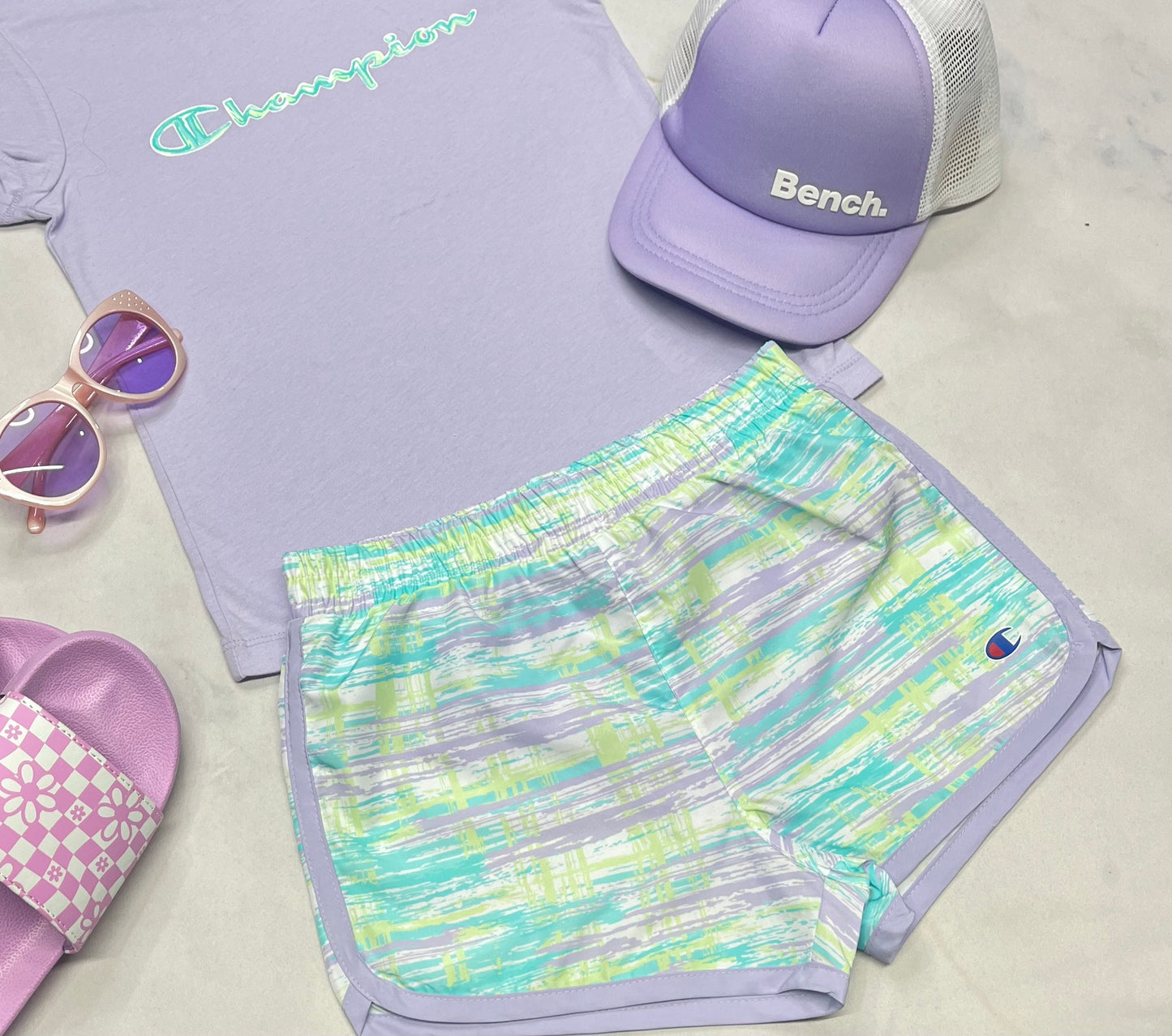 💜 Solde , Ensemble : Champion 2 pièces 6X fille neuf mais ligne flou sur le t-Shirt. Short en tissu sport avec sous culotte int.