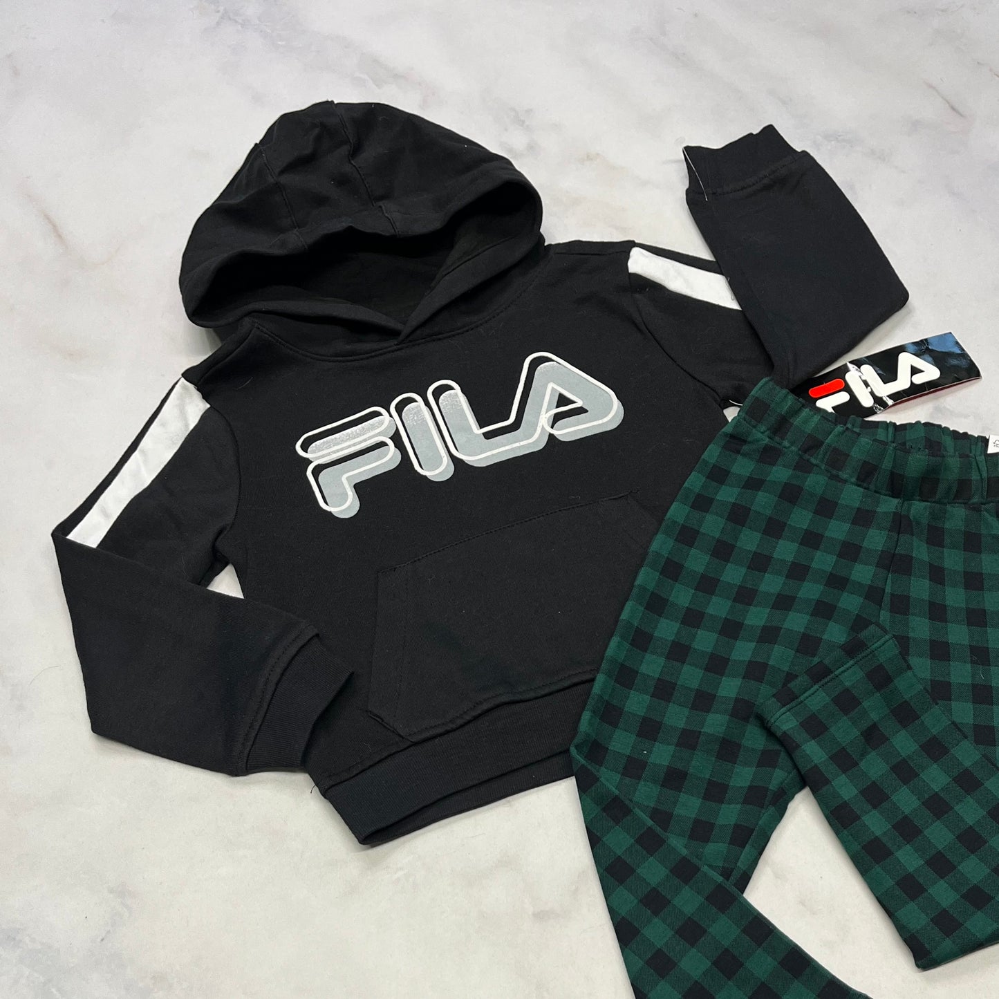 Duo neuf ! Fila cagoule fait 3 ans fille + Skinny leg. Doublé en micro polar fait 3 ans neuf !