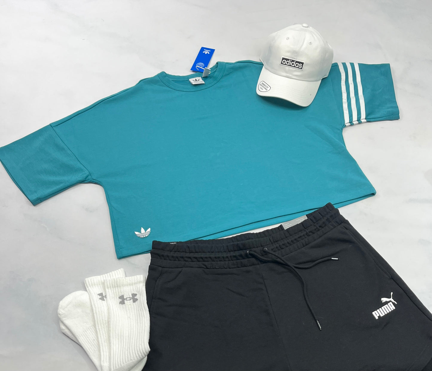 🩵 Adidas : Manche courte incroyable neuf ! En tissu de qualité + épais mais souple . Mi hanches L/ femme coupe relax .