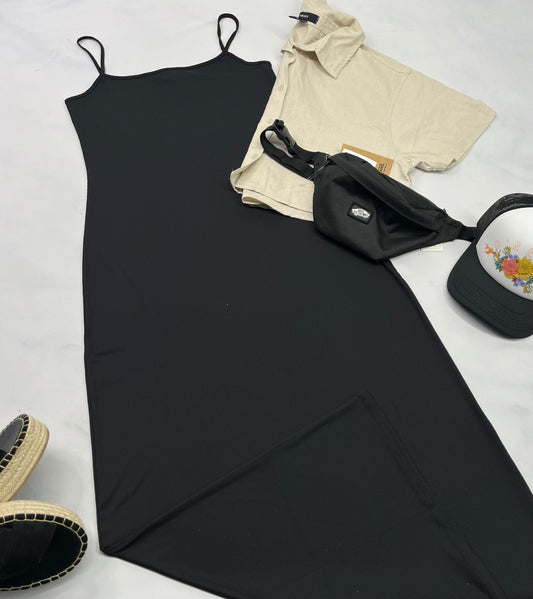 🌴 Robe : longue noire en tissu rib/texturé qui ne décolore pas . Hyper confo et extensible . L/ femme fais sa taille .