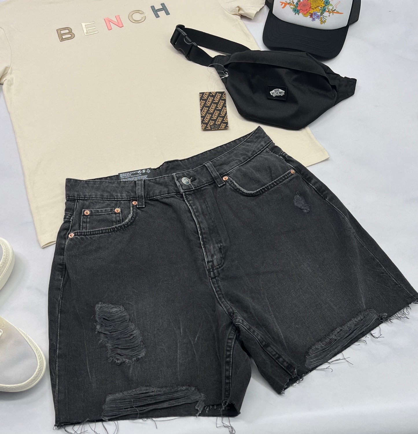 🌵 Short jeans : Fait M/ femme (7-8 ans ) neuf . Taille haute look cuisse ample . Tissu souple .