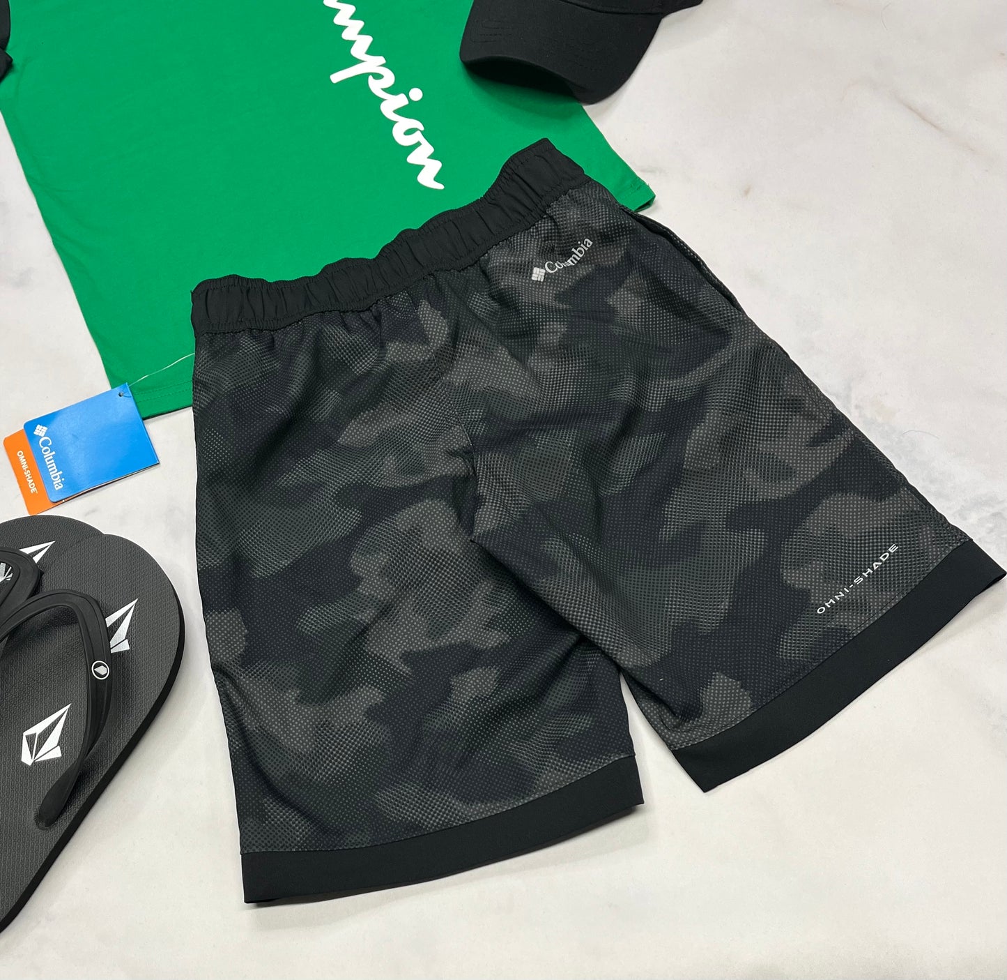 🤩 Bermuda : Columbia en tissu de sport léger qui sèche rapidement . Logo derrière avec taille élastique .  8 ans garçon neuf !