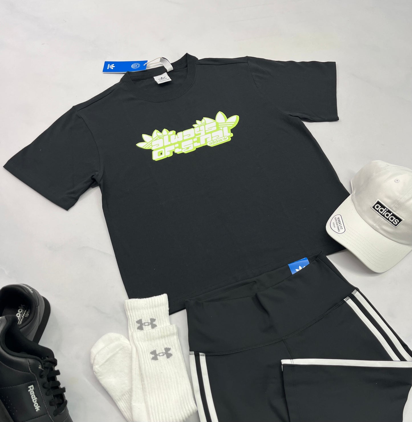 🌴 Manche courte : Adidas M/femme coupe boxy tendance . Mi hanche neuf ! Logo lime et blanc .