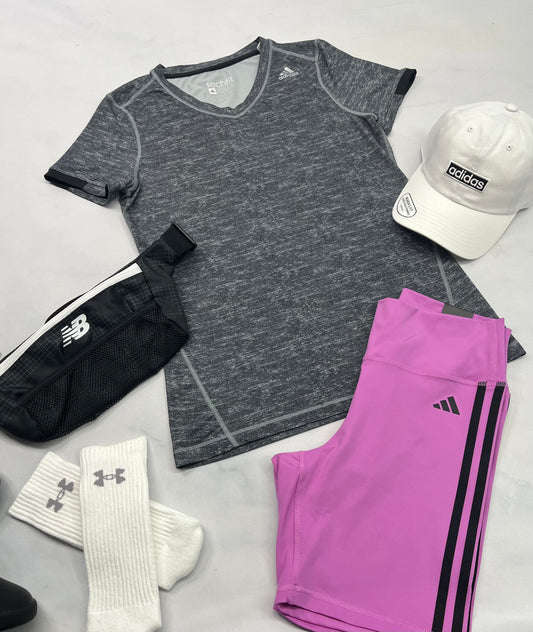 💕 Manche courte : Adidas en tissu de sport (tech.fit ) M/ fit ( SM/ femme ) stretch . Comme neuf !