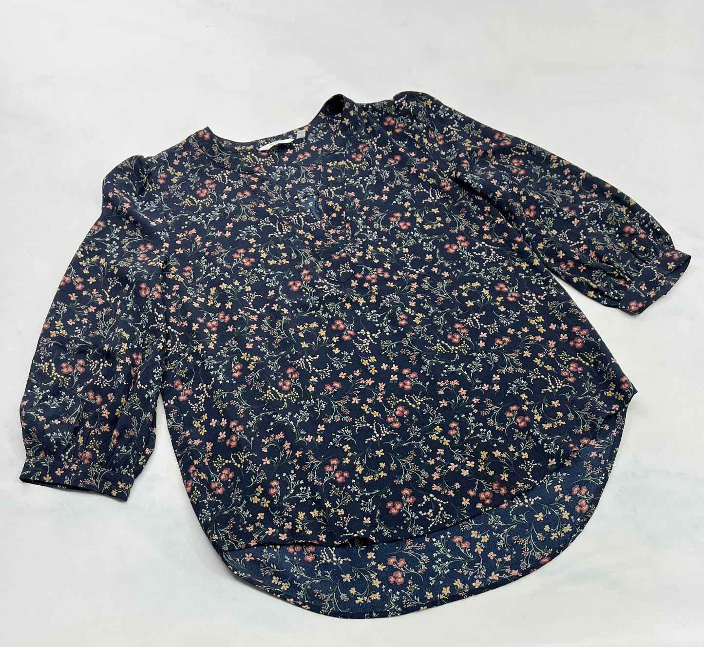 Reitman : Chemisier col V léger ( manche 3/4) . Marine avec fleurs . Small femme confo .
