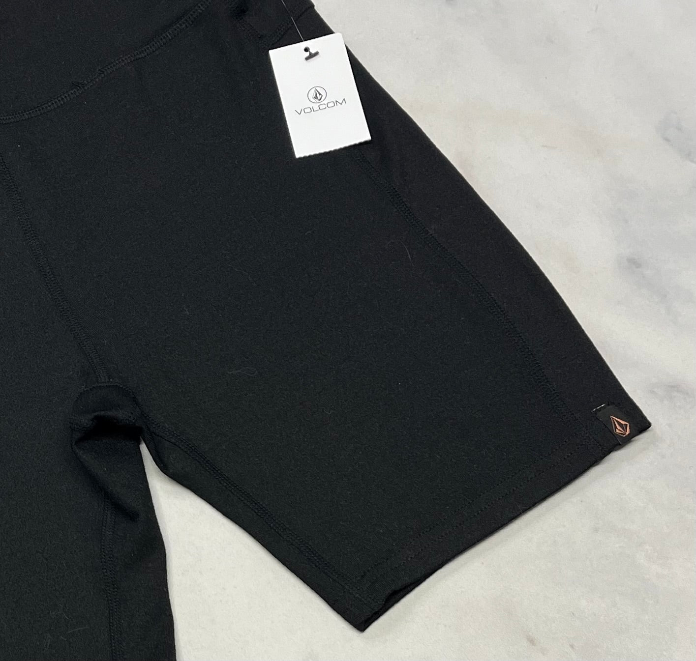🤩 Cuissard : VOLCOM soft stretch neuf ! Logo au bas voir photo . 14-16 ans ado fille neuf !
