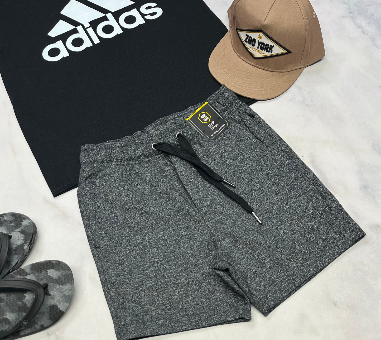 🤩 Short : West grise 2 tons ( poche avec zip au dos ) . 7-8 ans garçon neuve.