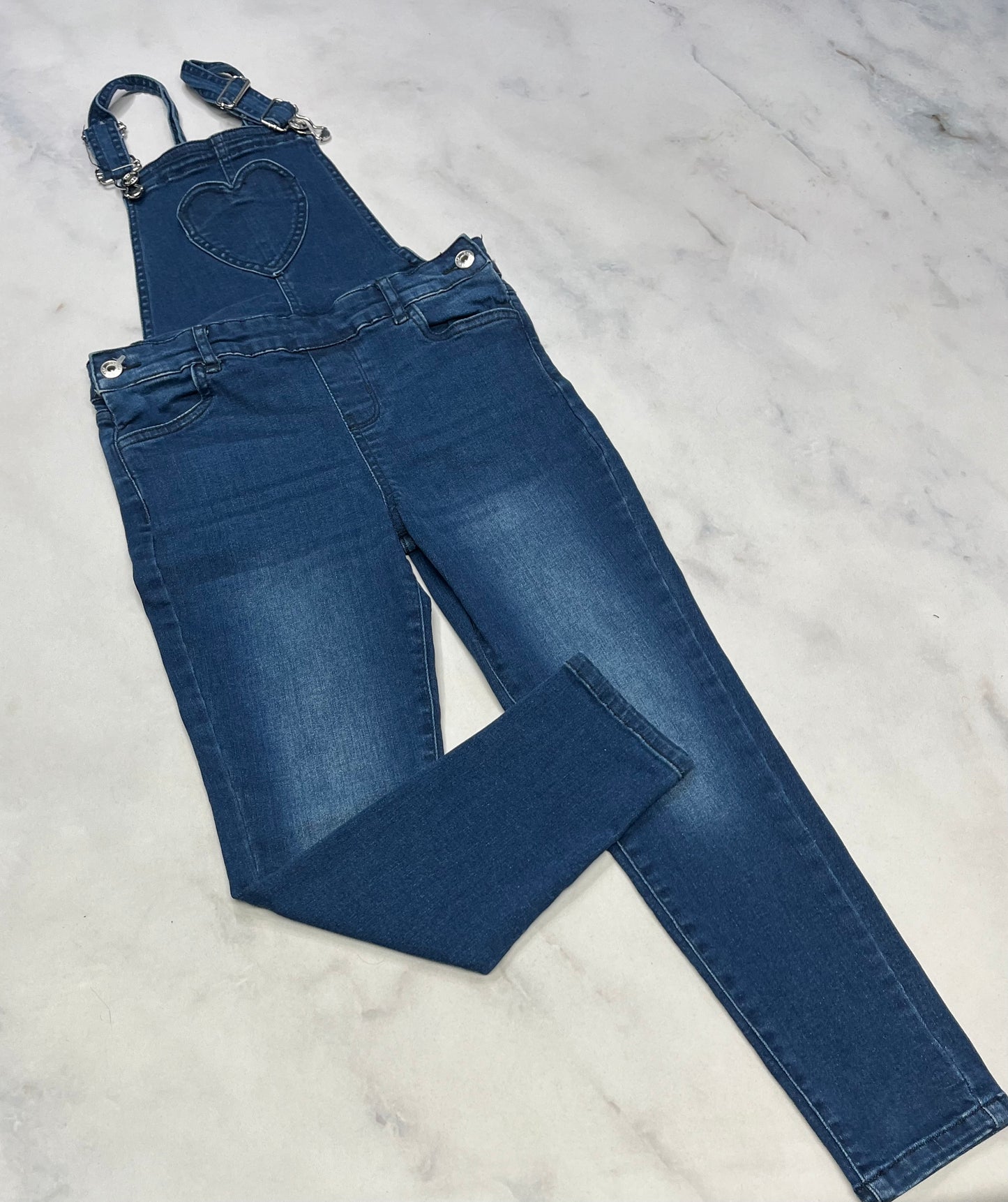 Salopette : En tissu Jeg.jeans mou fait 6x-7 ans comme neuve ajustable .