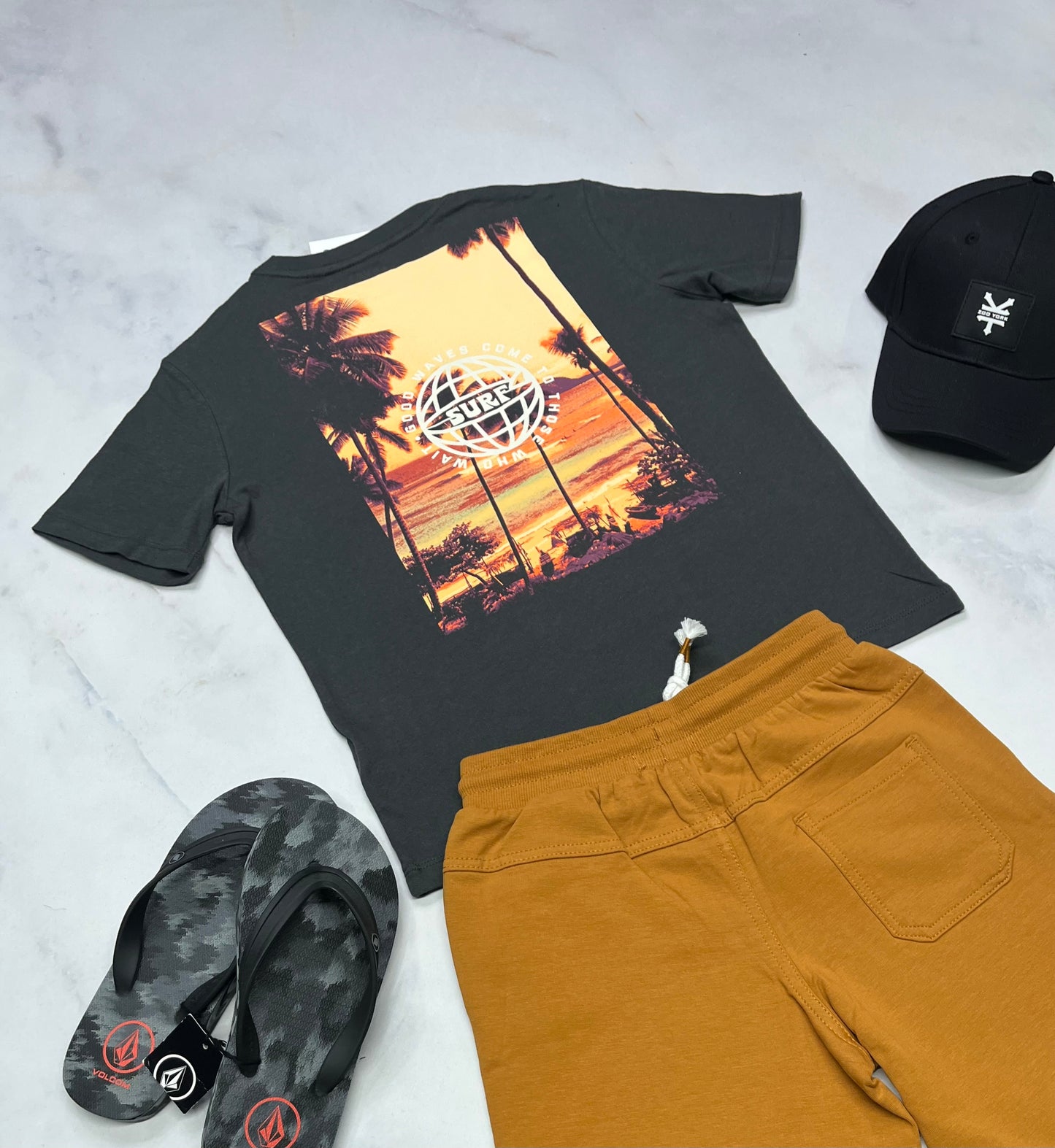 🌴 T-Shirt : charcoal hyper soft . Fait 7-8 ans garçon neuf ! Beau gros logo au dos .