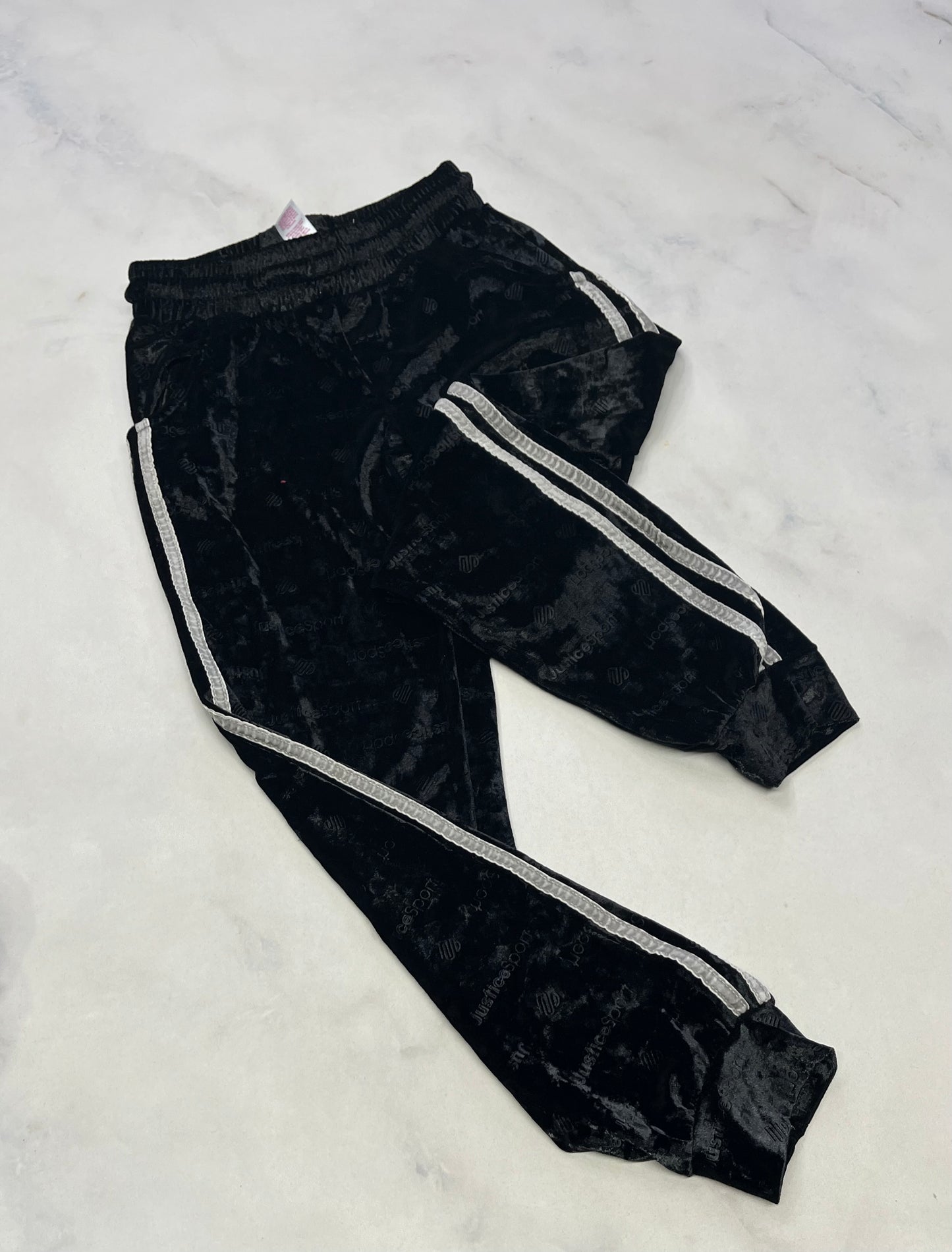 Pantalon en velour : doux noir Justice fait 8 ans fille comme neuf! ( inscrit justice partout en ton sur ton ) superbe .