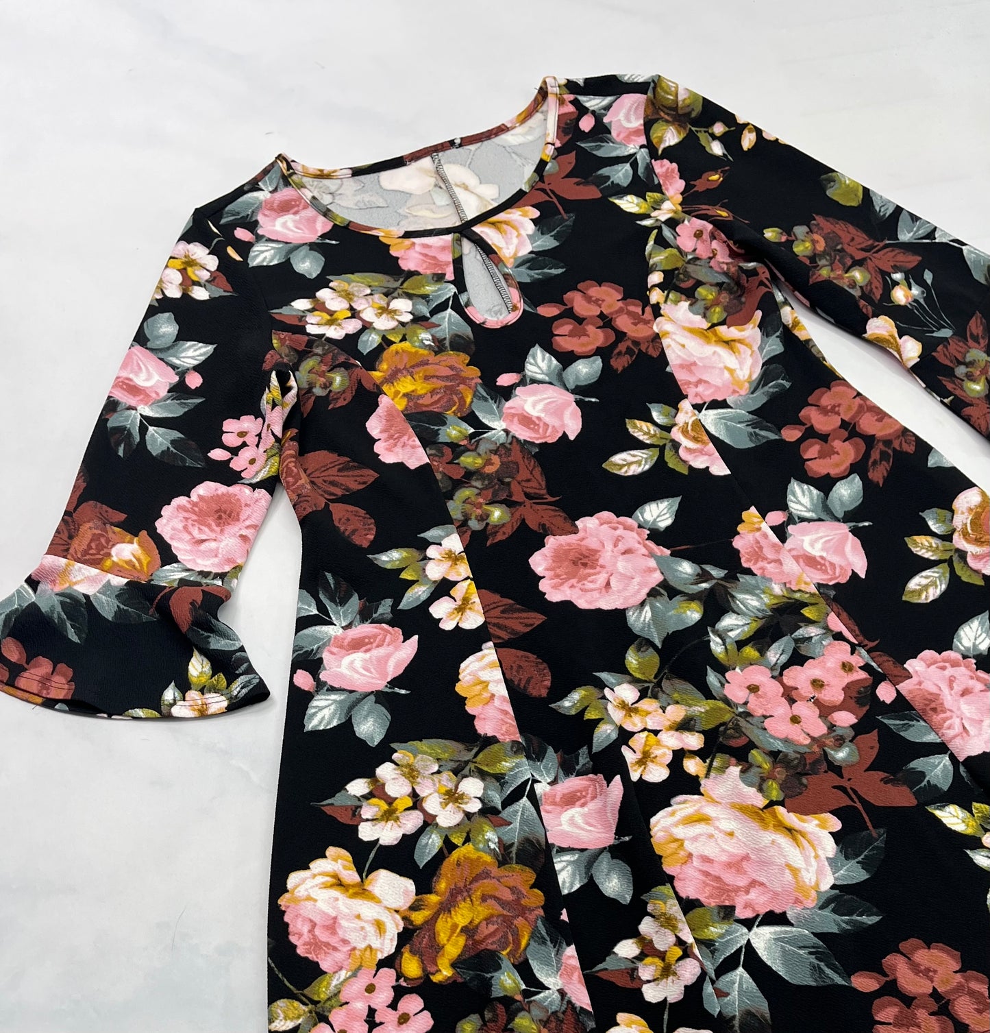 Robe : Large femme comme neuve . Manche longueur bas du coude .