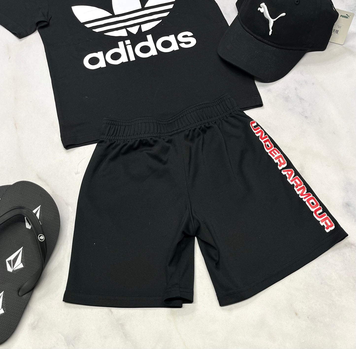☀️ Solde ..Bermuda : H.Armour 6(5-6 ans ) garçon usagé imparfait . Quelques point de mailles et micro craquelure dans le logo .