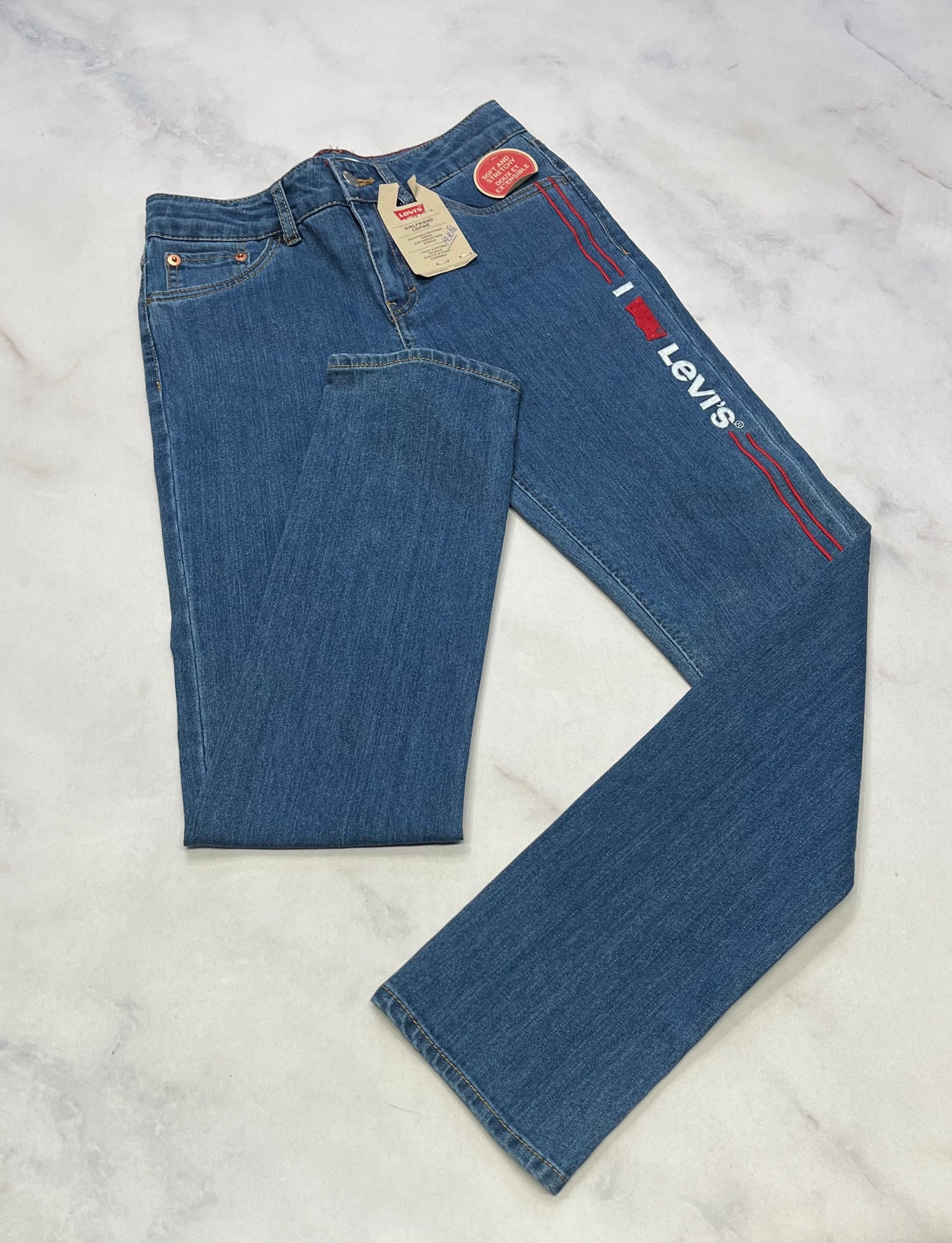 Jeans Levis : Coupe copine (8-10 ans ) et (14-16 ans ) folle dispo . Soft/ neuve !