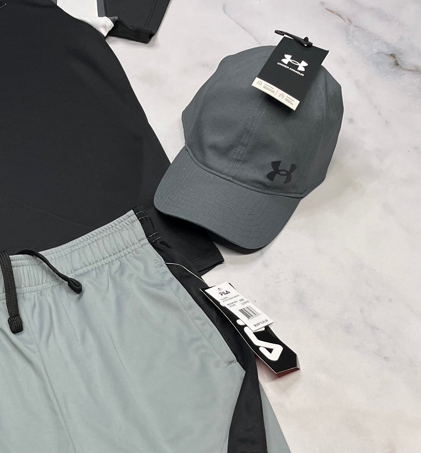 🤩 Casquette grise : H.  Armour ajustable à l’arrière . Tissu sport léger qui évacue la sueur et respirant. Fait O/S ado .