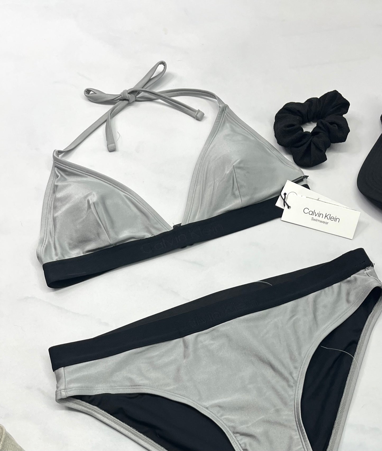 💦 Duo Maillot : Calvin Klein gris nacré neuf ! XL( fait L/ femme ) neuf ! Écrit Calvin Klein sur les bandes noirs ton sur ton . Qualité ++ .