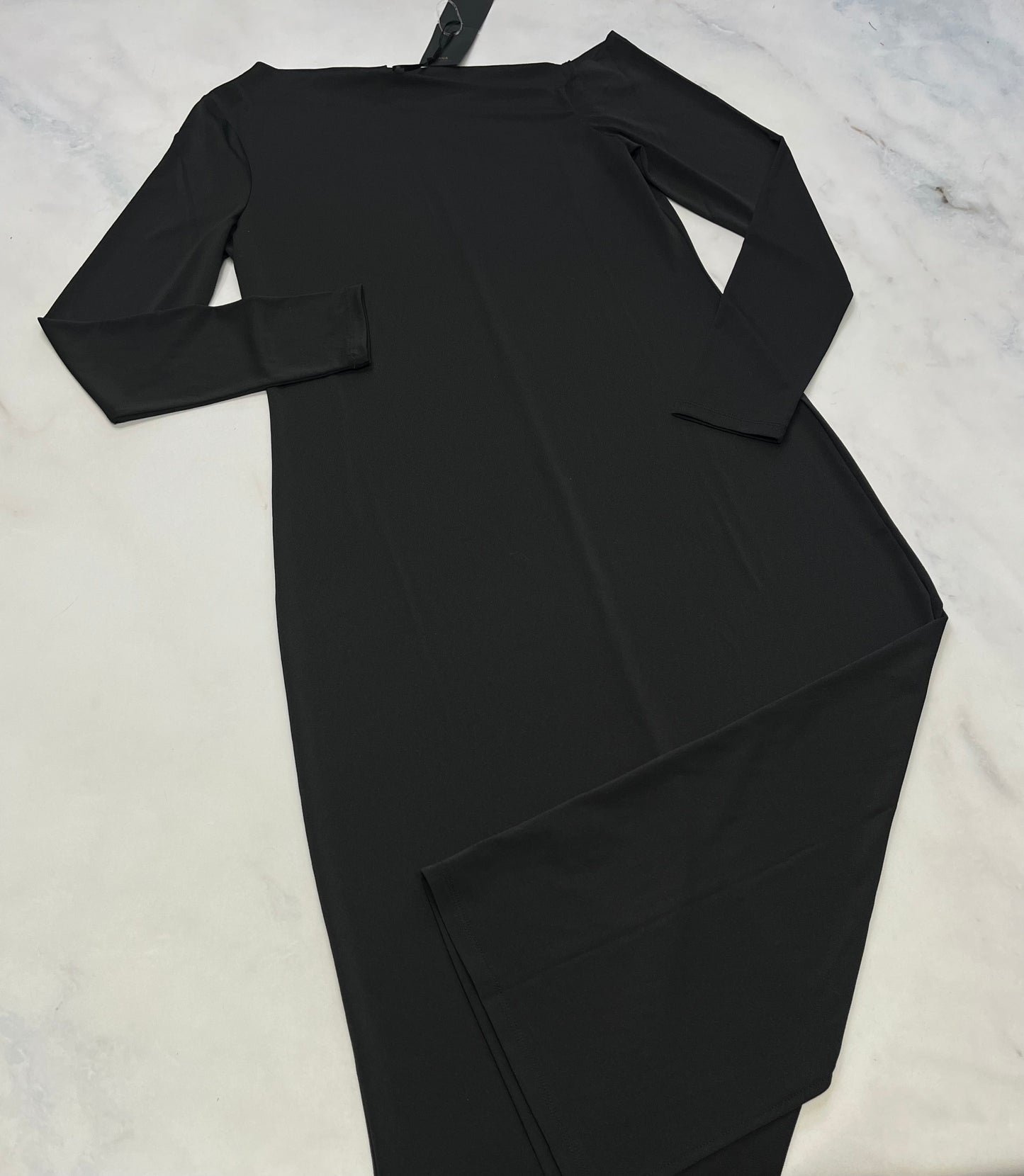 Belle robe noir AKA : neuve ! Col en angle  longueur 3 quart . Fente au centre au bas de dos . Stretch de partout L( fait 12-14 ans )