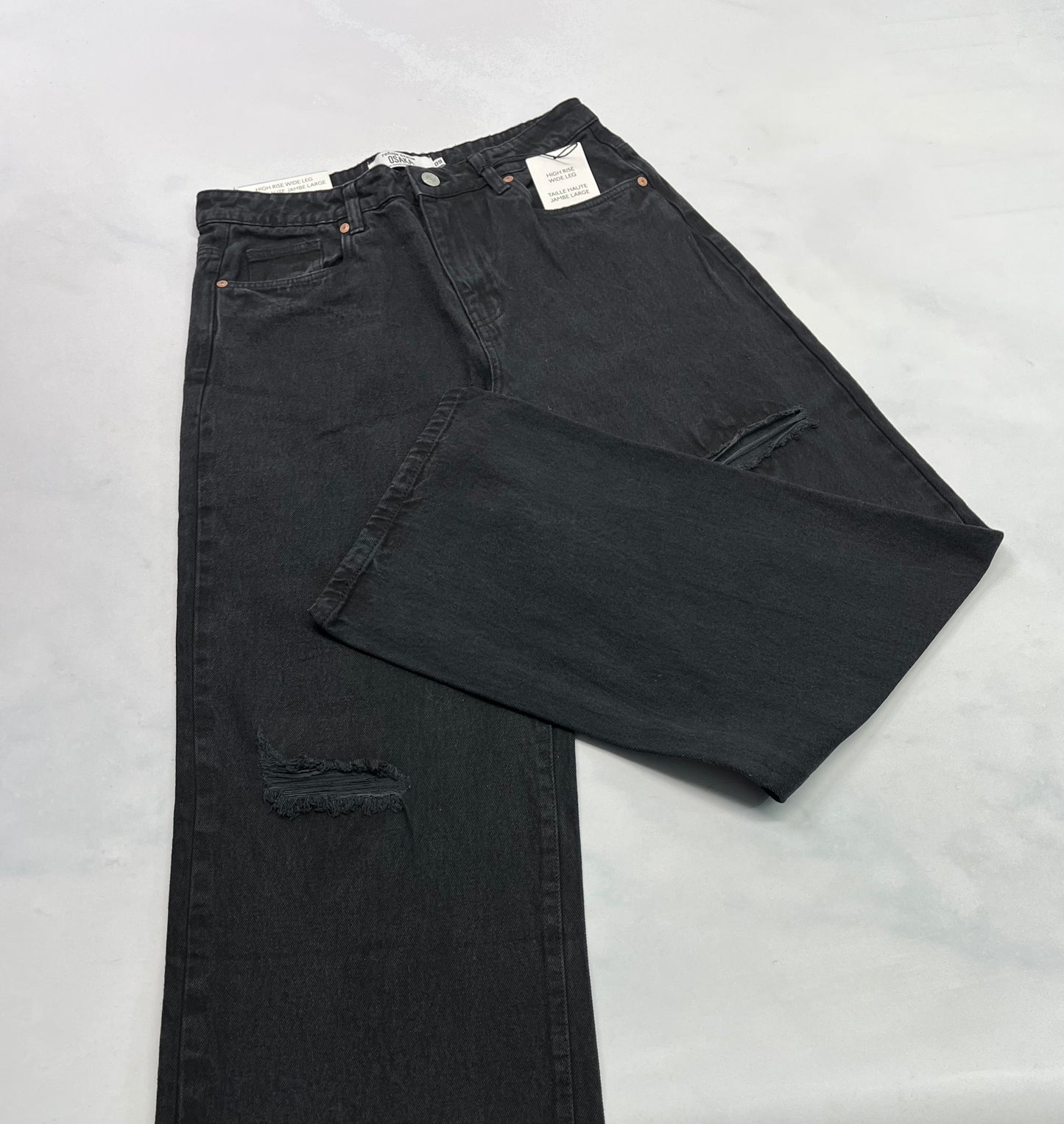 JEANS Refuge : Jambe large et taille haute look tendance . Neuve 9 ans ( médium femme ) .