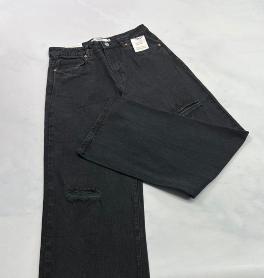JEANS Refuge : Jambe large et taille haute look tendance . Neuve 9 ans ( médium femme ) .