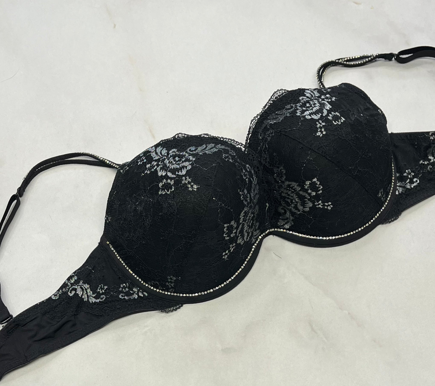 Bra La Senza : 38 fait 36D noir et argent brillant . Bretelles brillantes ajustable . Bcp padé moelleux. Comme neuve !
