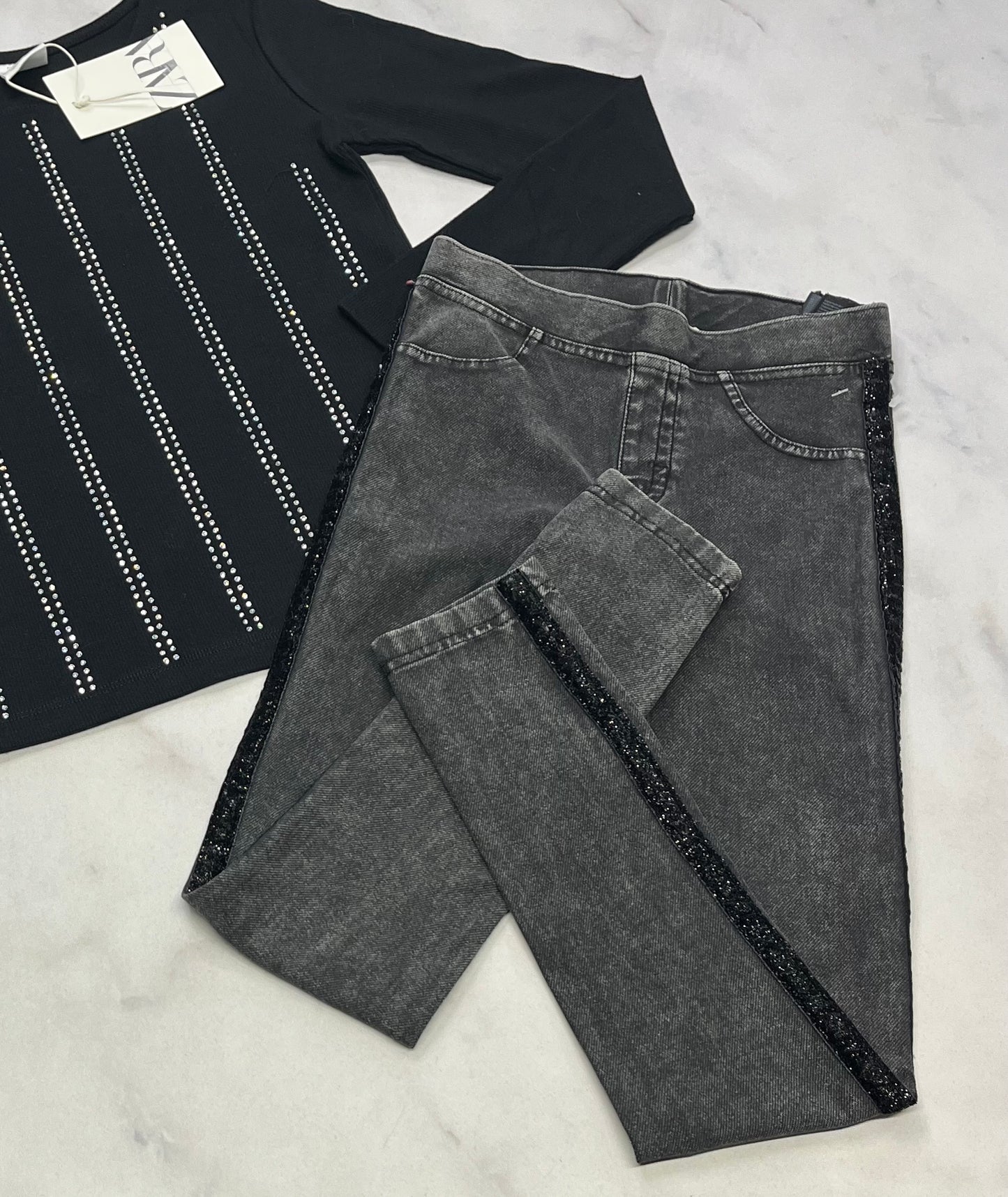 Duo . ZARA Manche longue noir en tricot fin bande brillante + 8 ans neuf + Skinny Jeg. Jeans hyper mou h&M bande en suédine brillante sur les côtés 7-8 ans comme neuf!