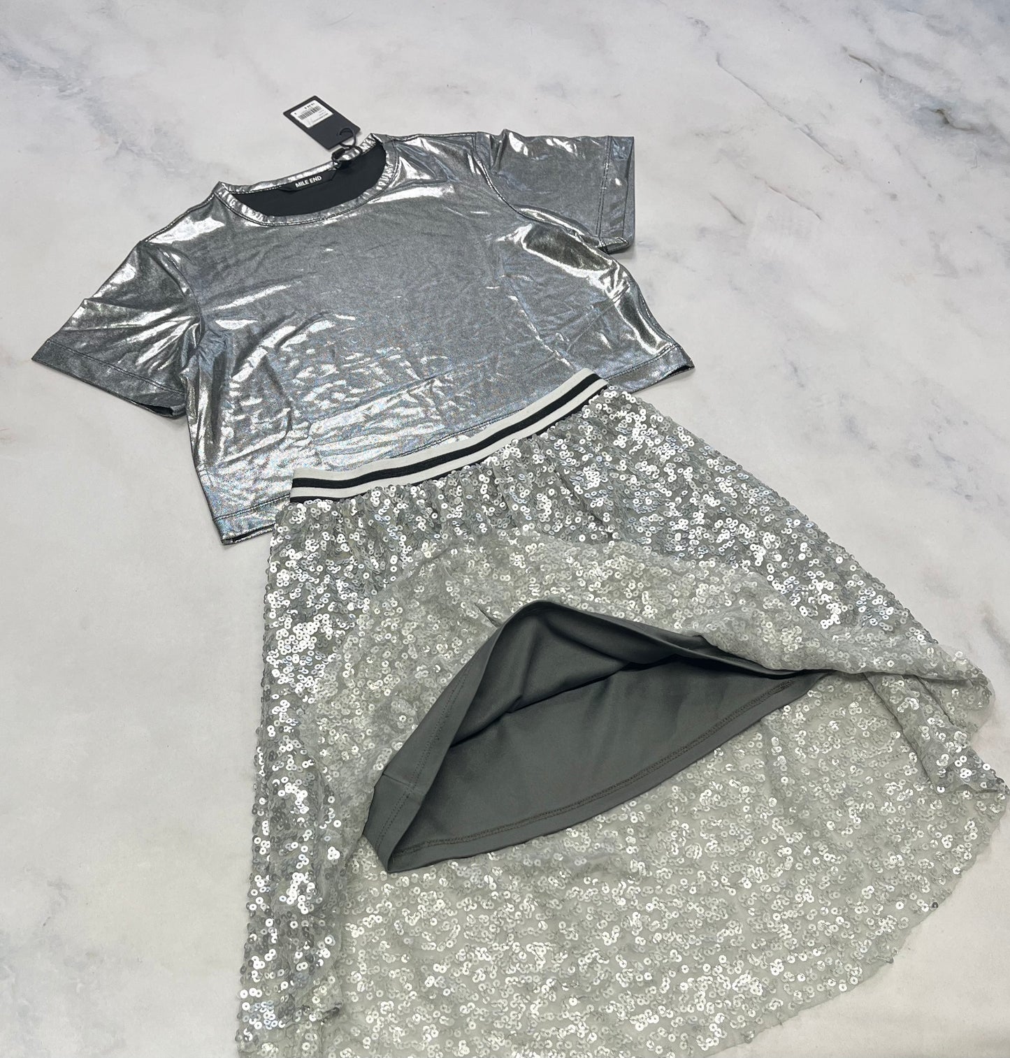 Duo : Haut argenté tissu hyper confo et stretch 8(7-8 ans ) neuf ! + Jupe argenté + longue au dos Candy K. + 7-8 ans doublure stretch int. Comme neuve .