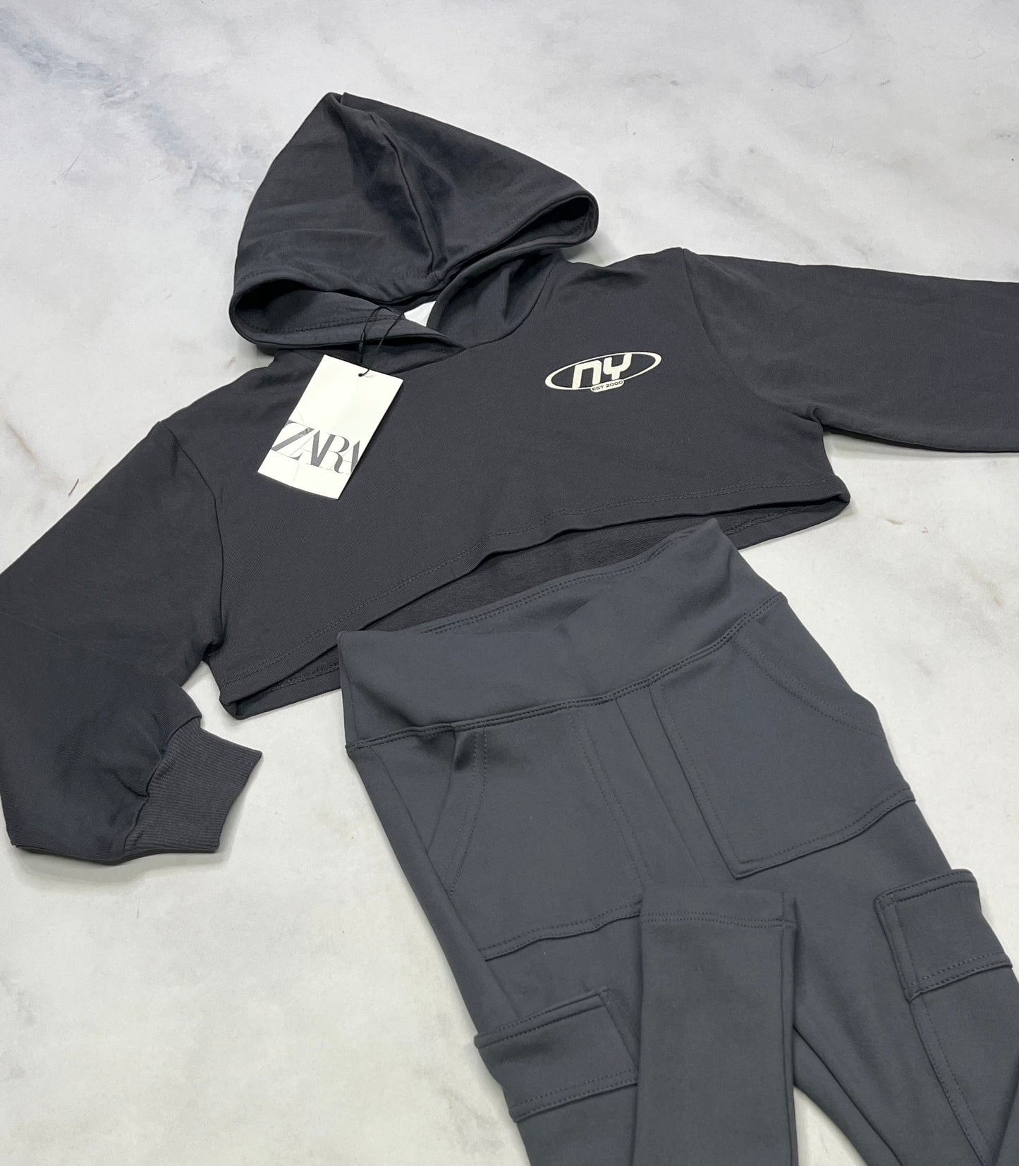 DUO : Cagoule écourté ZARA fait 5-6 ans + Skinny taille haute 5-6 ans .