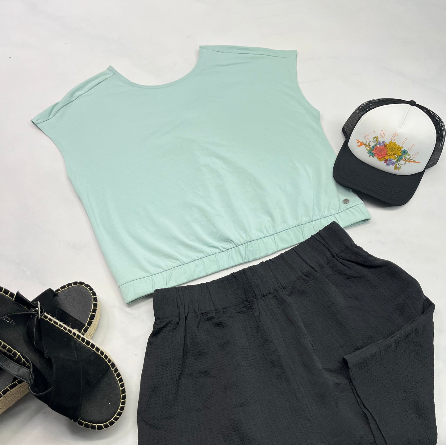 🌿 Manche courte : look Boxy avec bande de taille élastique . Dos superbe effet croisé . L/ Fait M/L femme comme neuf !