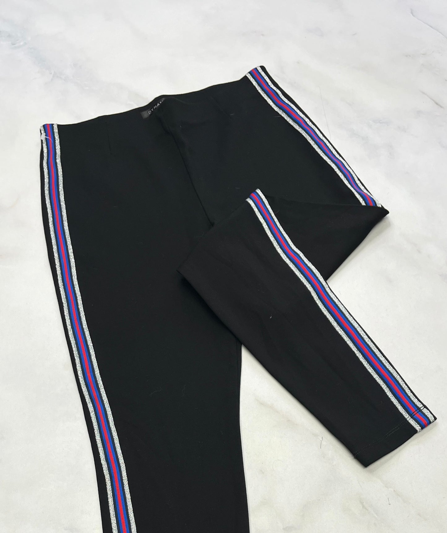 Dynamite : Skinny Jeg. Comme neuf ! Bande rouge bleu argenté de chaques côtés comme neuf! Fait Small 5-6 ans femme .