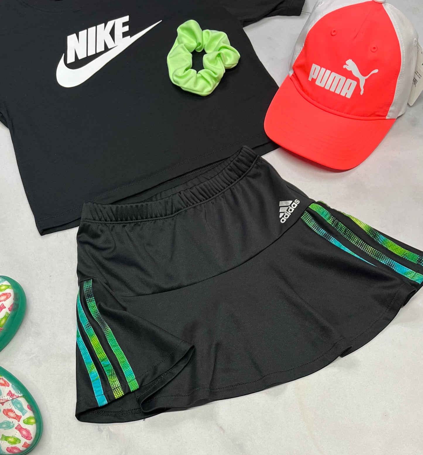 🌴 Duo:jupe short intégré Adidas 6 ans comme neuve + Chou pour les cheveux lime neuf !